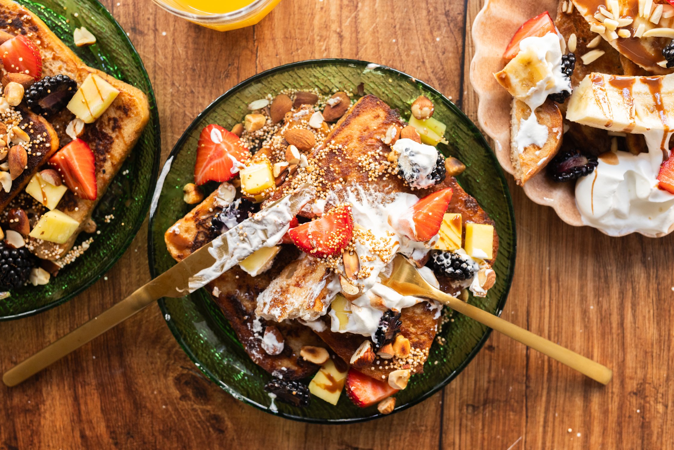 Es ist ein Teller abgebildet, auf dem die Frenchtoasts mit Früchten und Sahne angerichtet und schon angeschnitten sind.