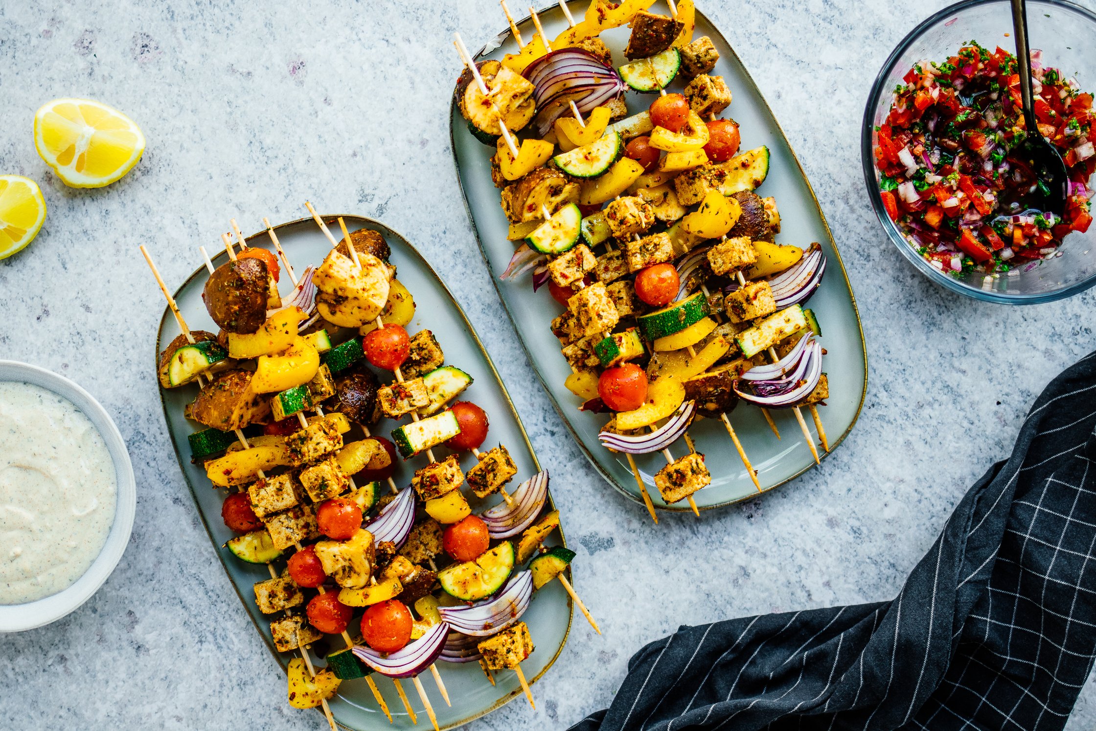 Vegane Gemüse-Tofu-Spieße mit Zitrone, veganem Quark und Tomaten-Salsa