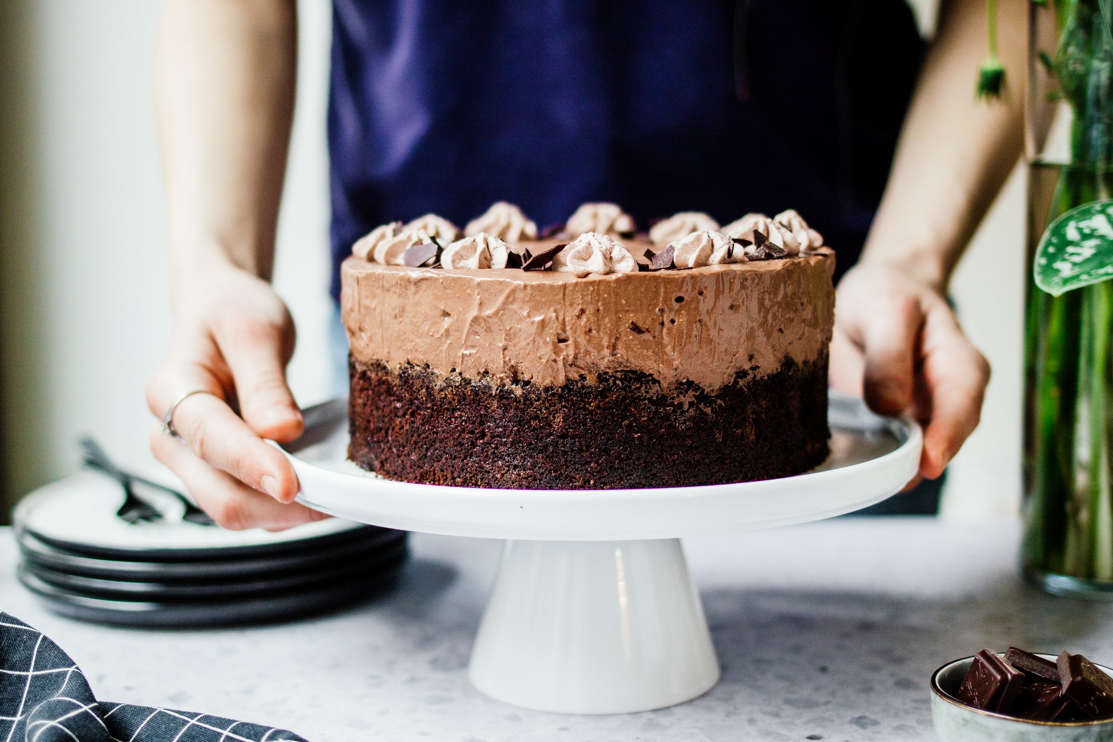 Fertiger Schokoladen Kuchen mit Mousse auf einer Platte