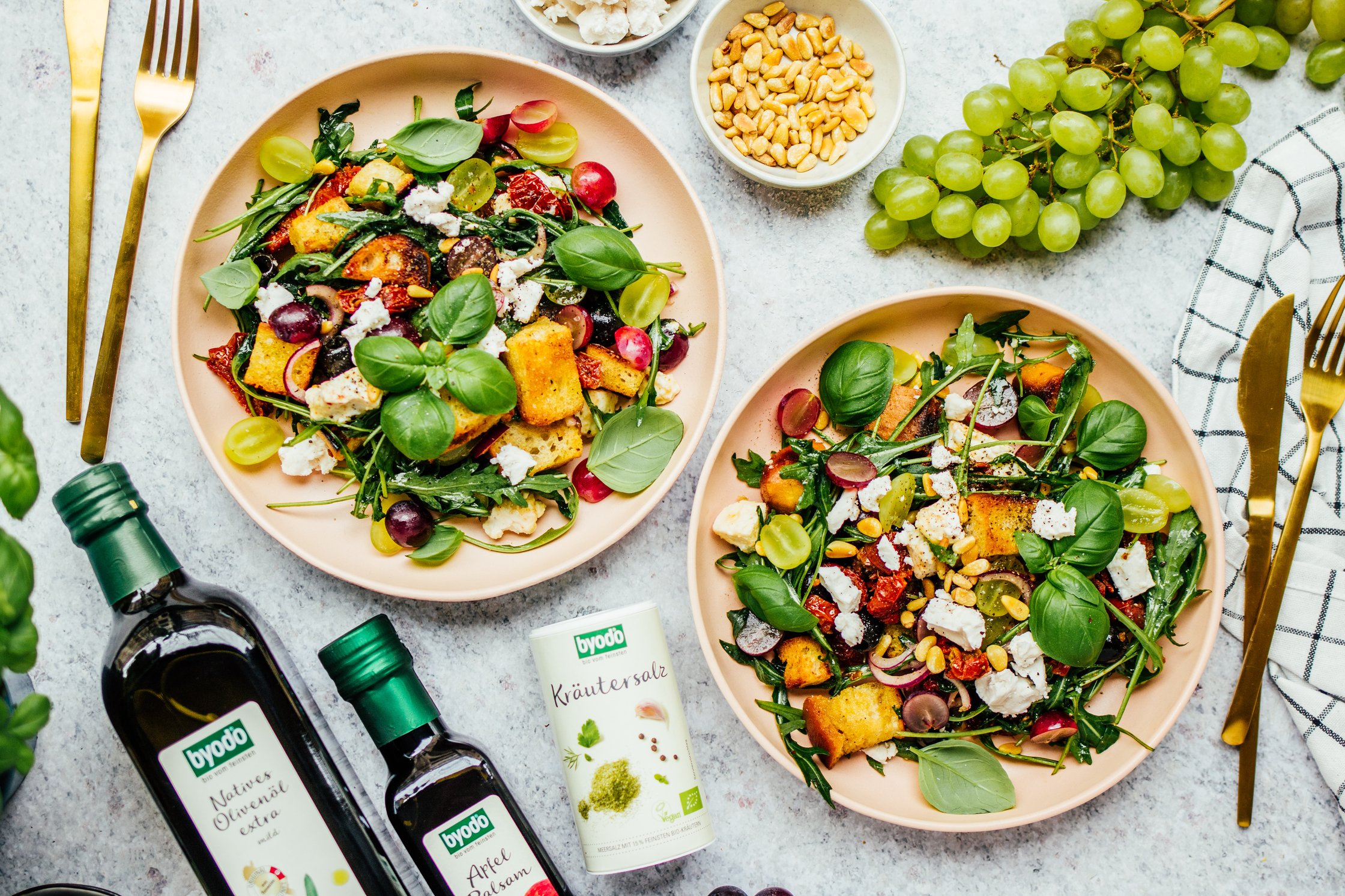 Veganer Brotsalat mit Olivenöl und Apfel Balsam auf Tellern