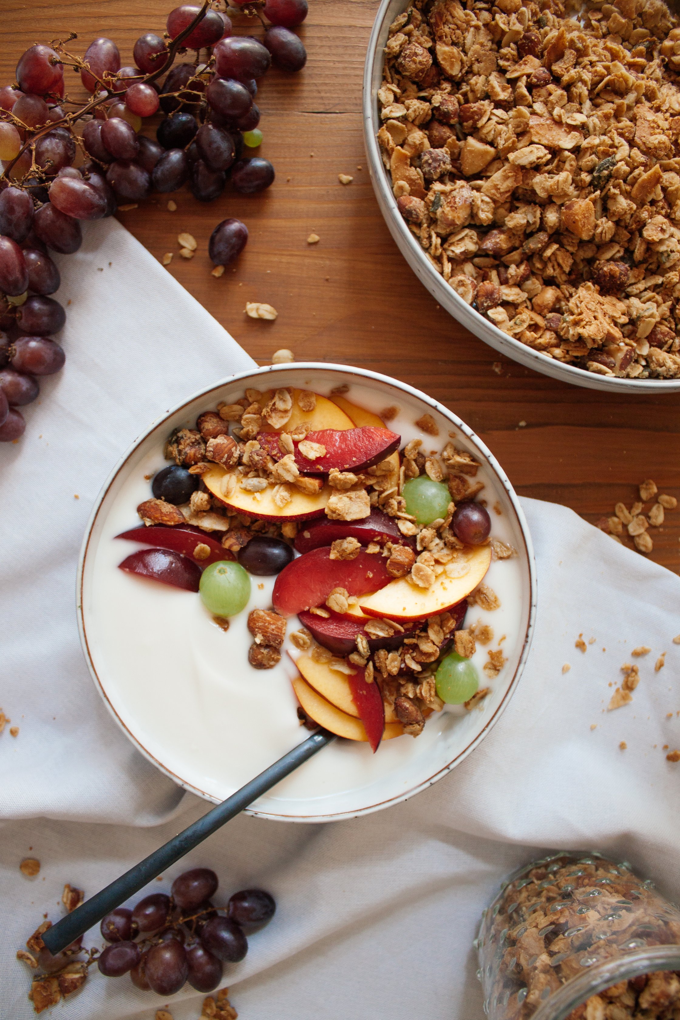 eine schüssel veganer joghurt mit obst und tahini granola