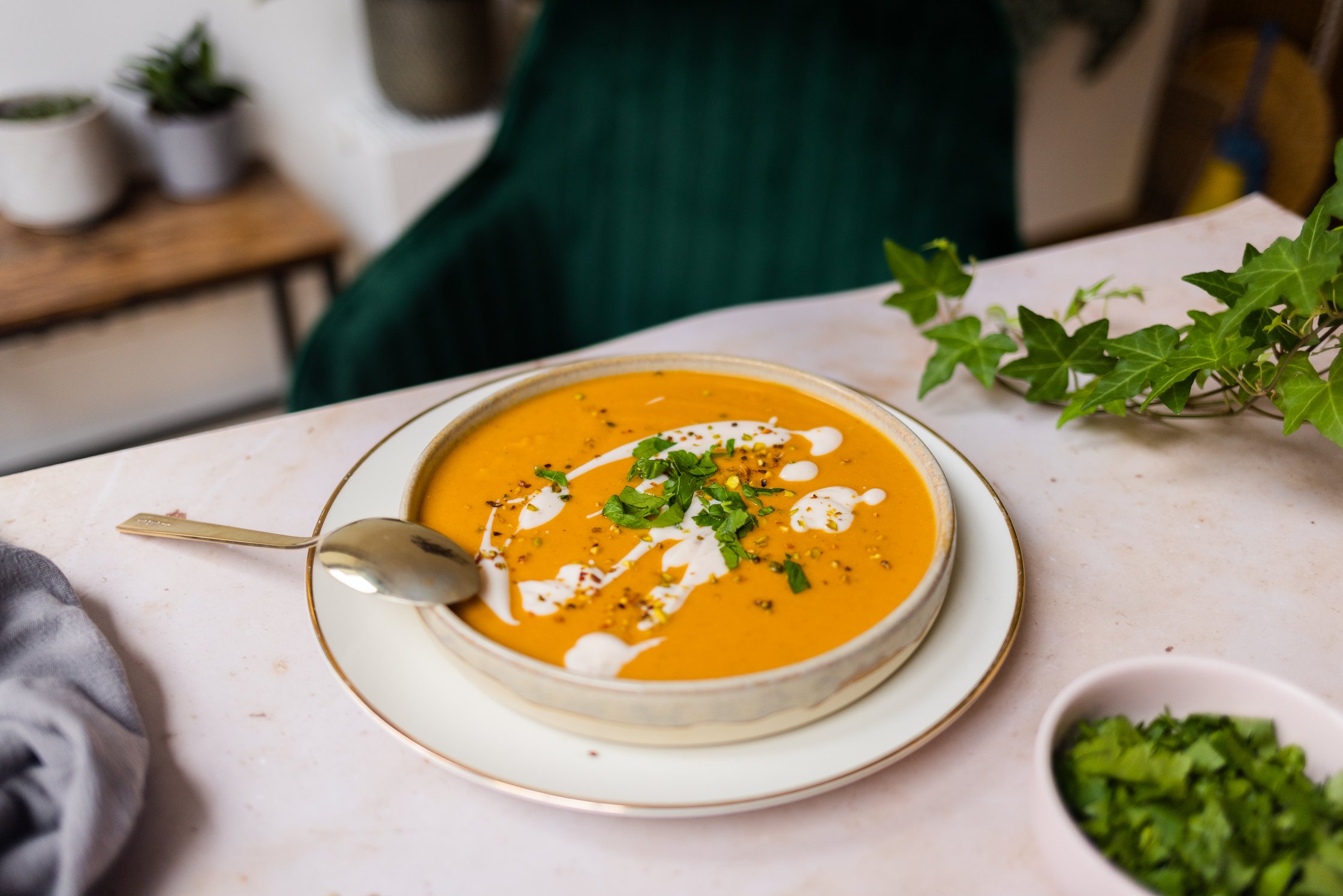 Vegane rote Linsensuppe mit Pistazien und frischen Kräutern getoppt