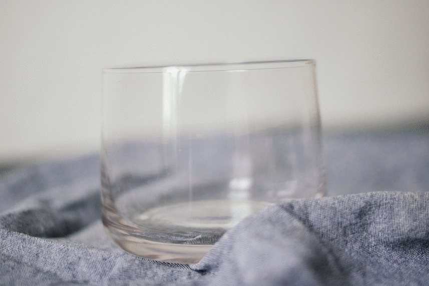 Karamellsauce wird in ein Glas gegossen