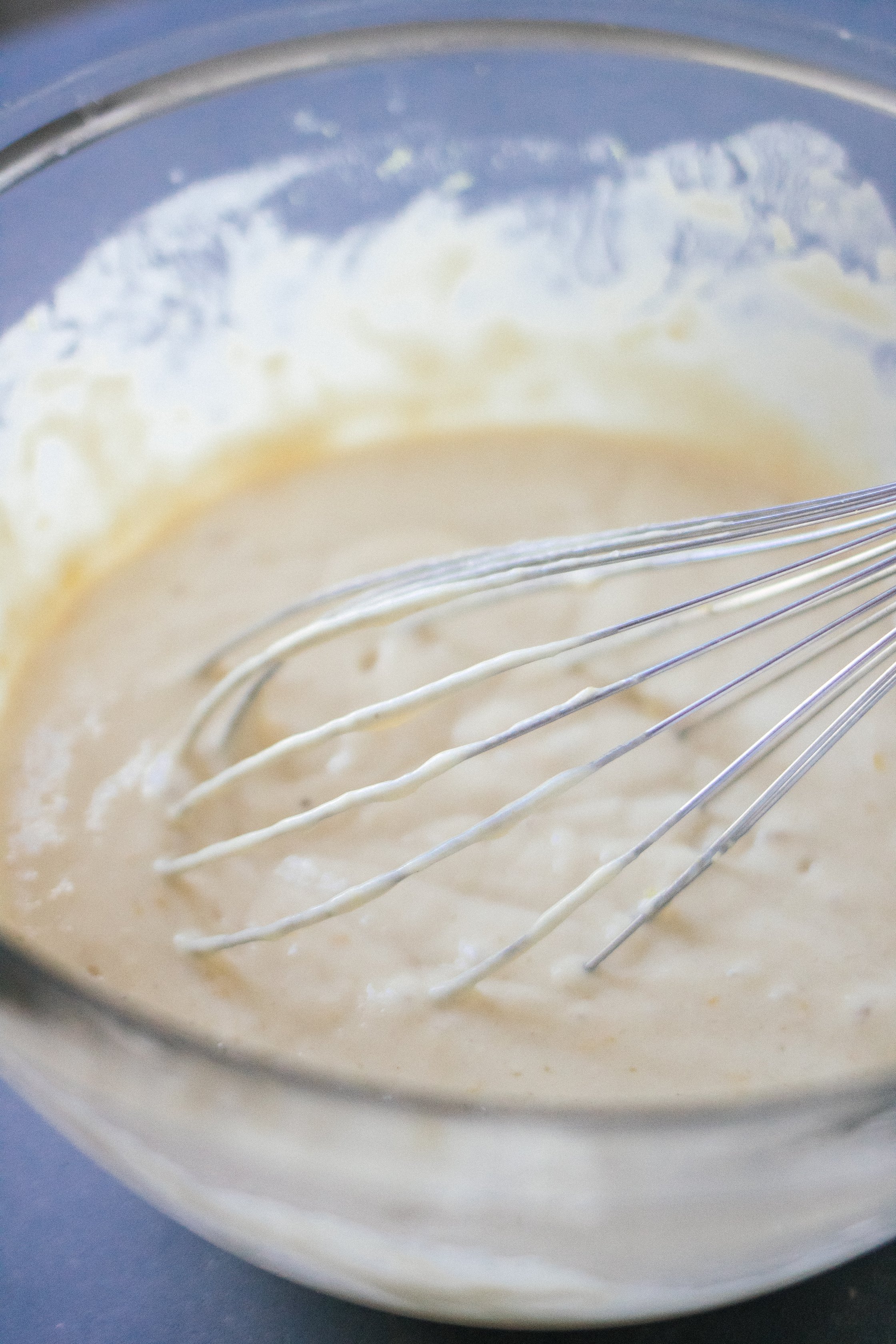 Pancake Teig wird angerührt in einer Glasschüssel