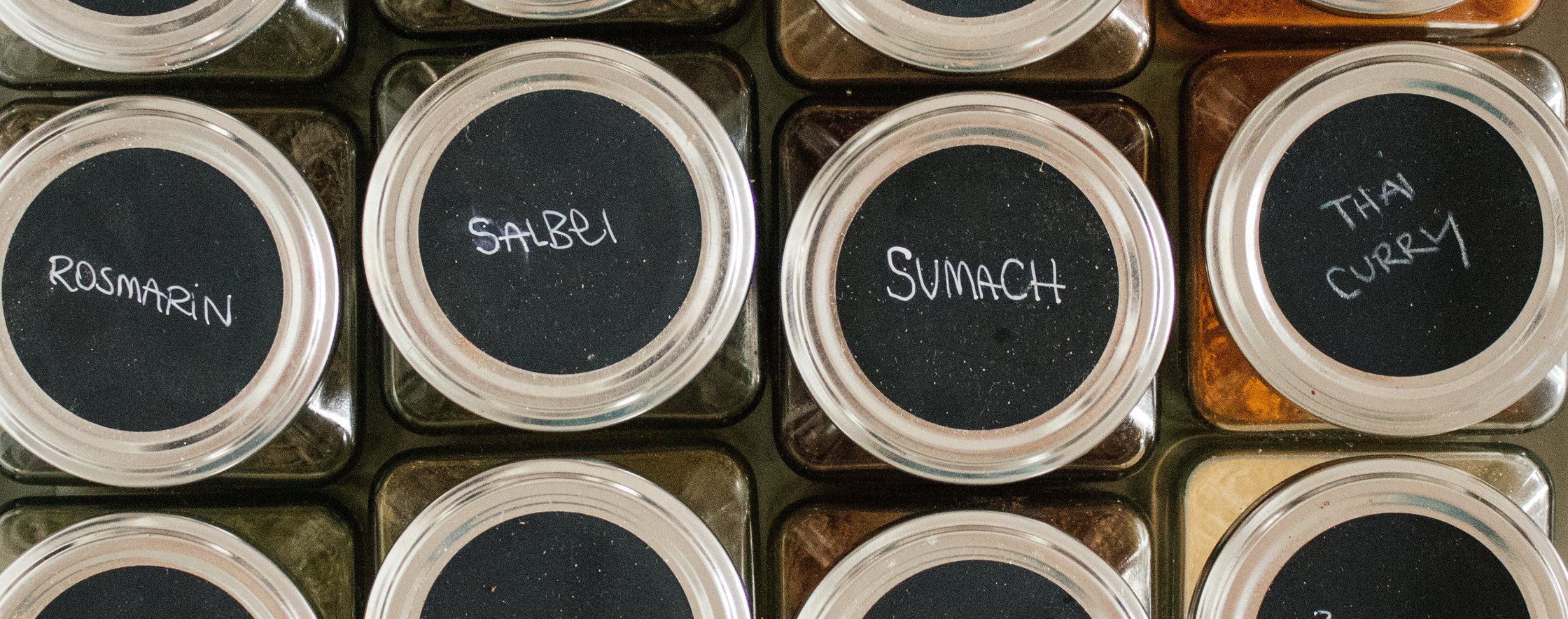 gewürzgläser in der veganen vorratskammer