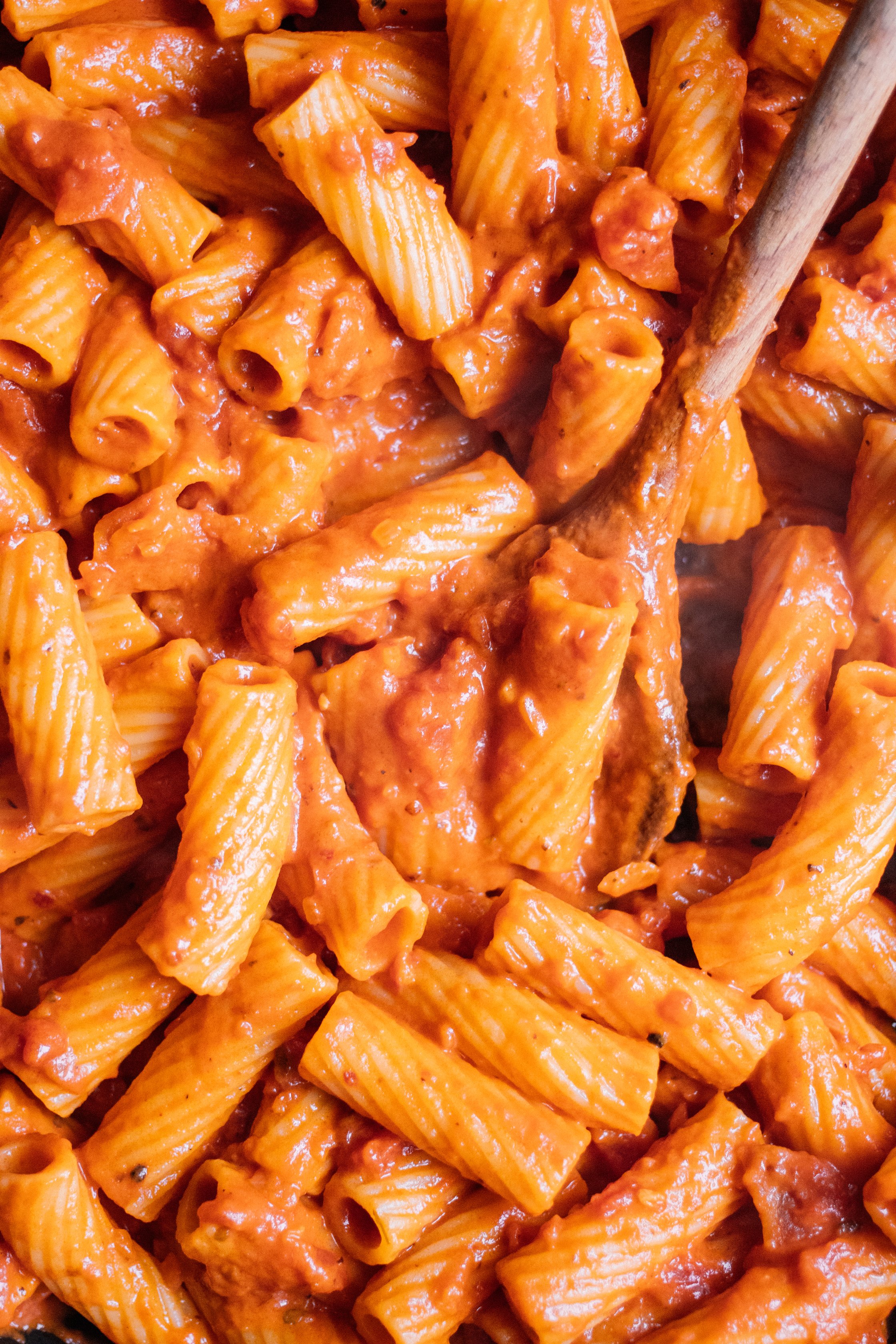 nahaufnahme von Veganen Penne alla Vodka