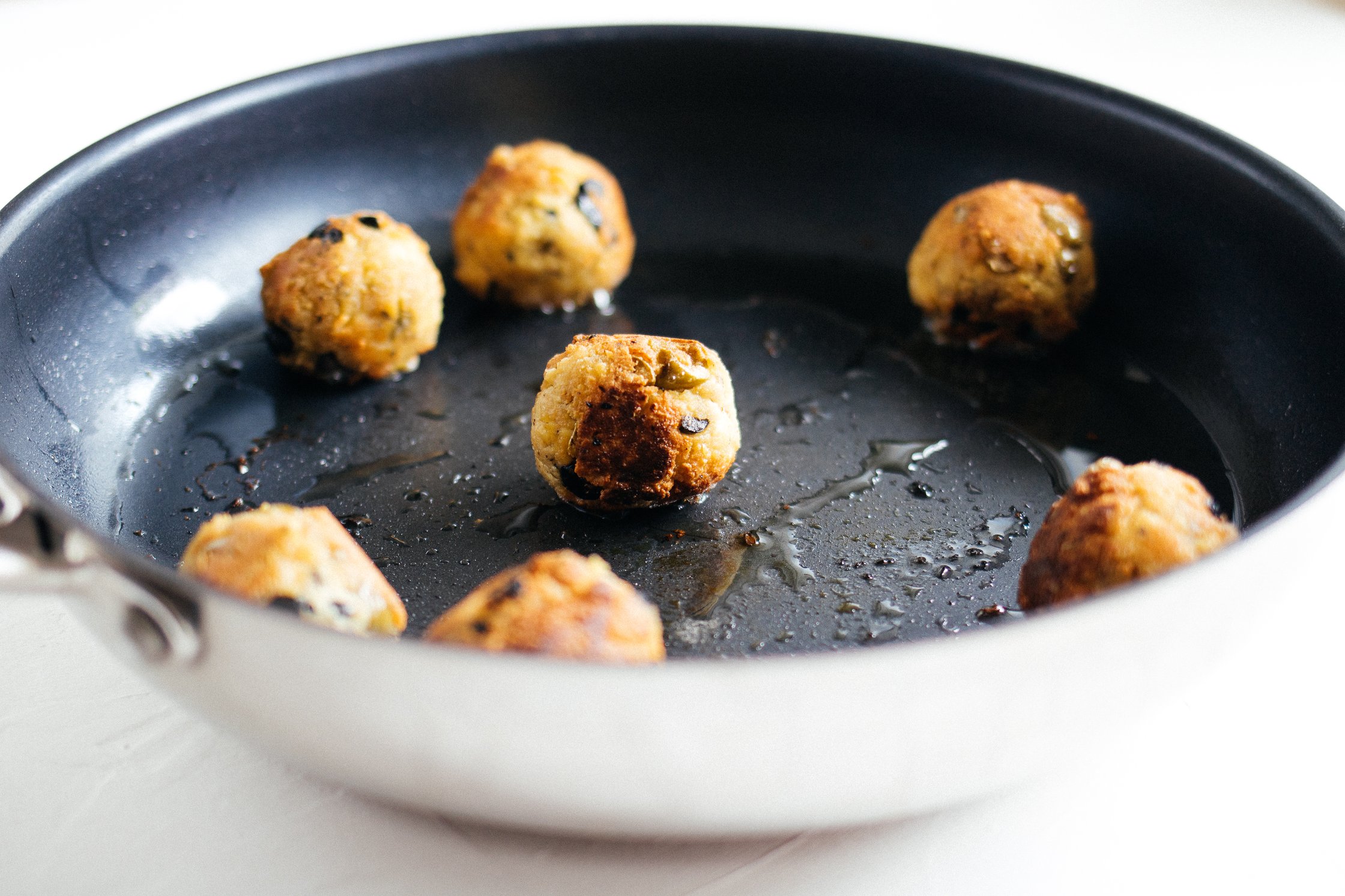 vegane Olivenbällchen in der Pfanne