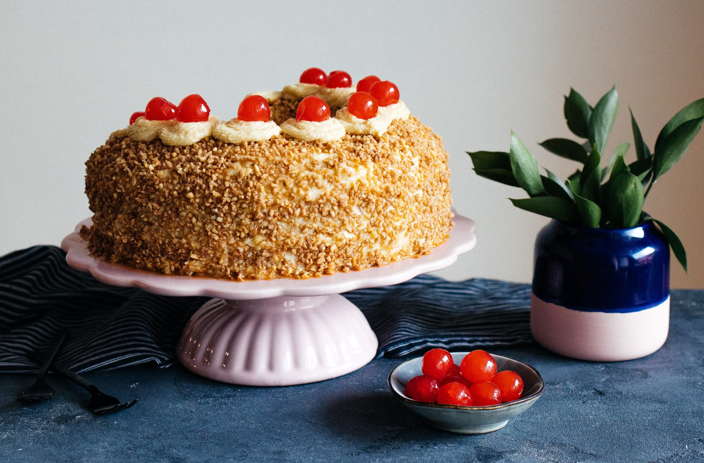 veganer Frankfurter Kranz auf einer Tortenplatte