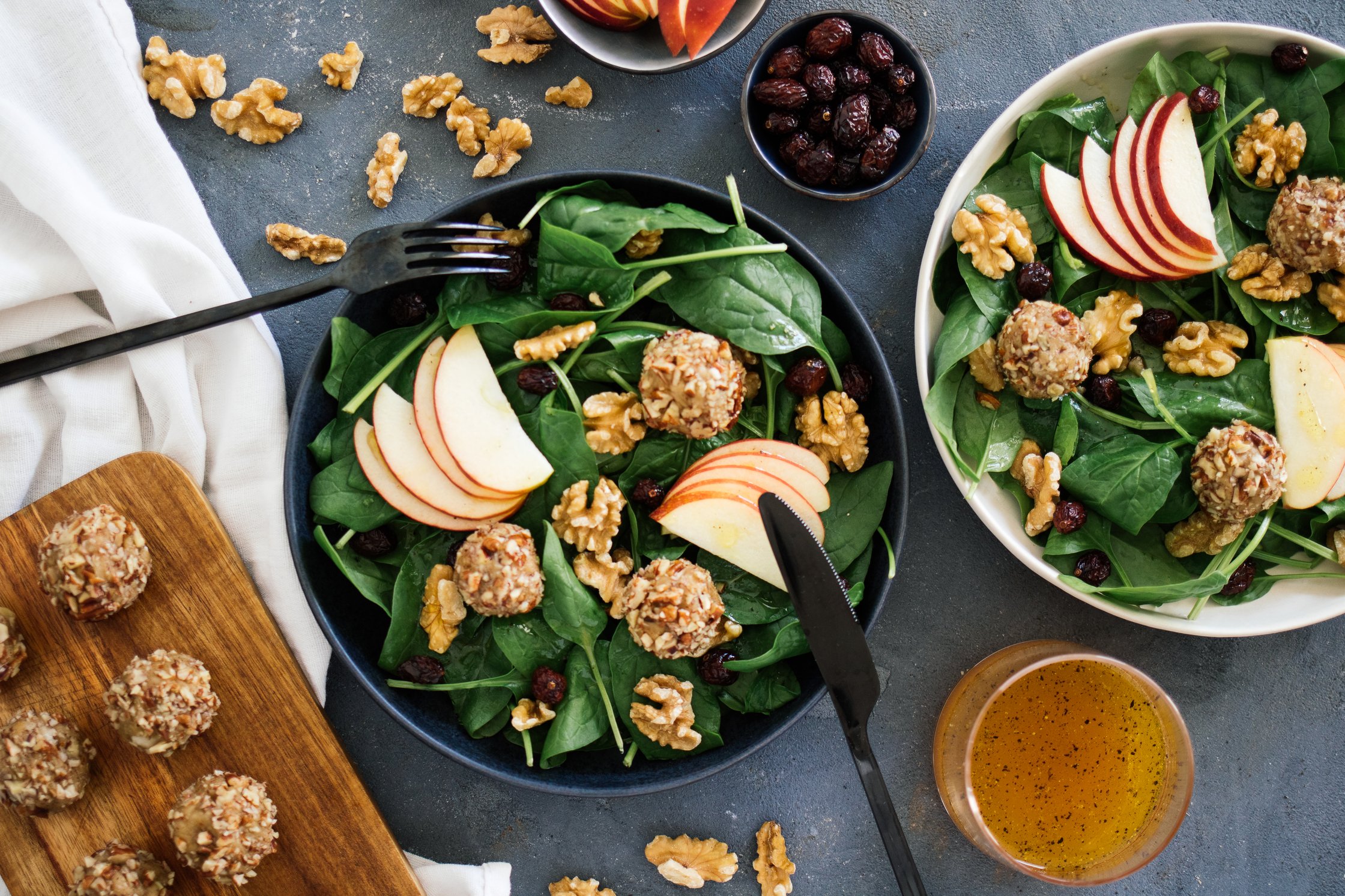 vegane Käsebällchen auf einem Spinatsalat