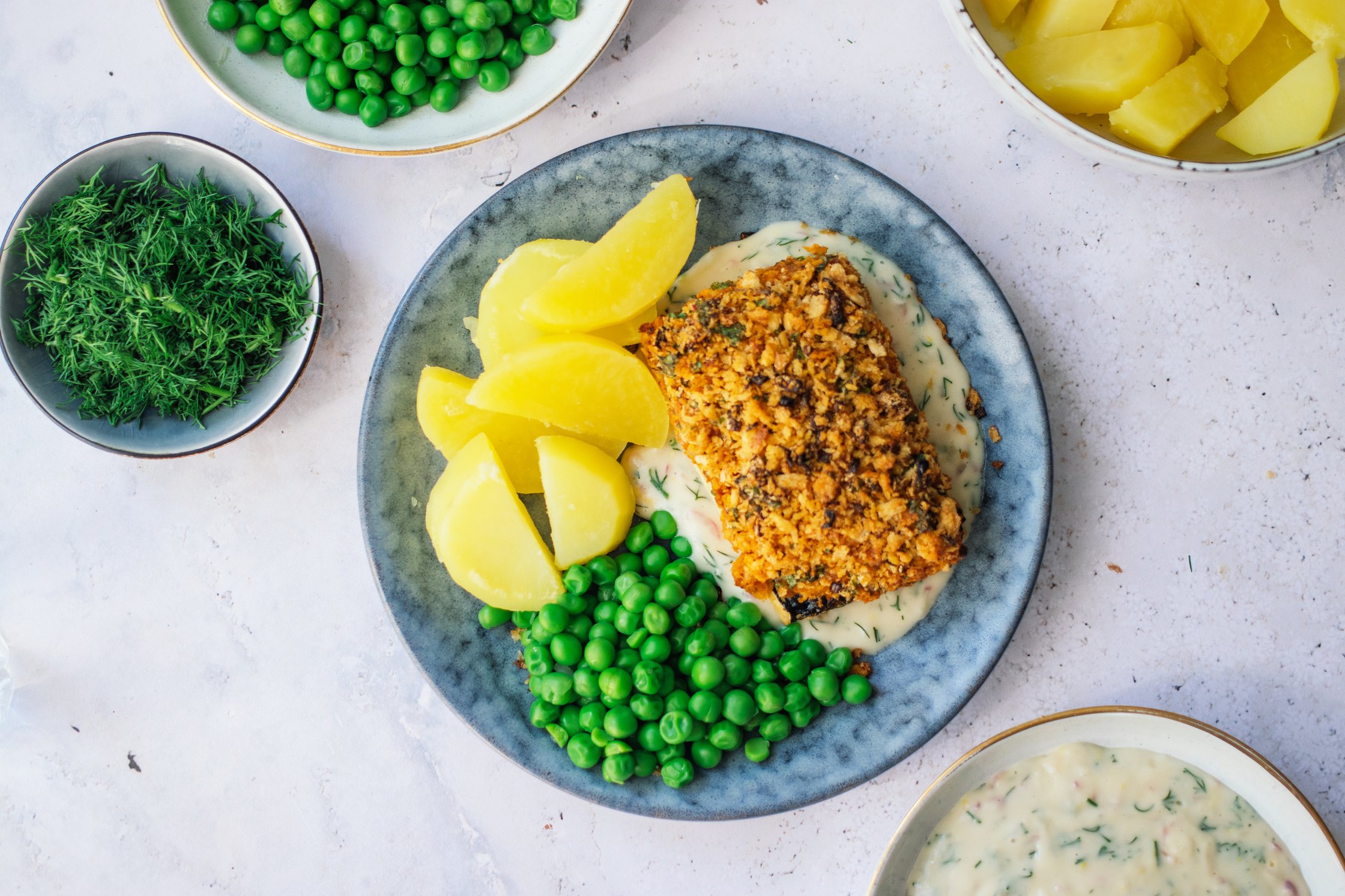 Tofu à la Bordelaise mit Zitronen-Senf-Soße, Kartoffeln und Erbsen auf dem tisch