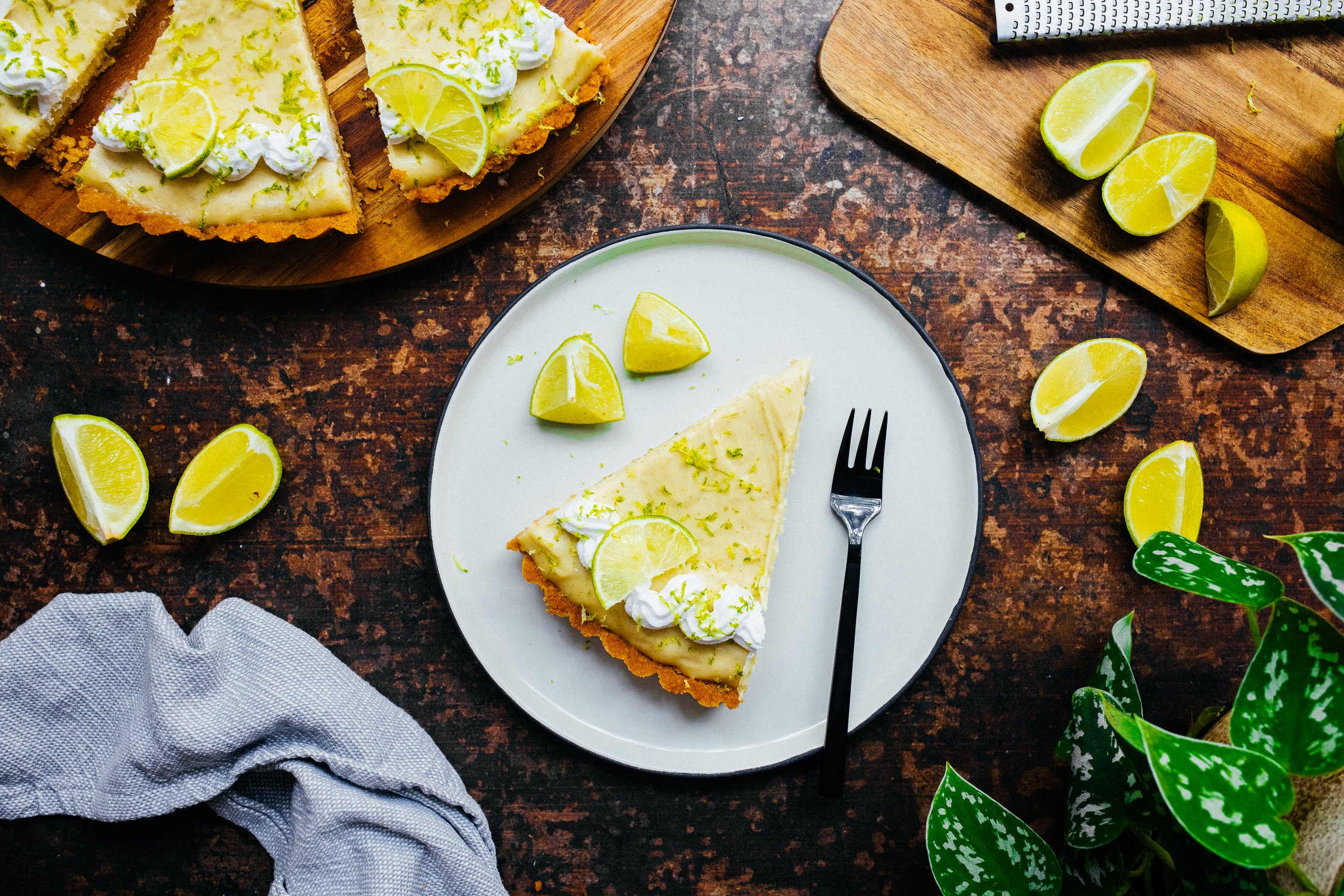 ein Stück veganer Key Lime Pie auf einem Teller