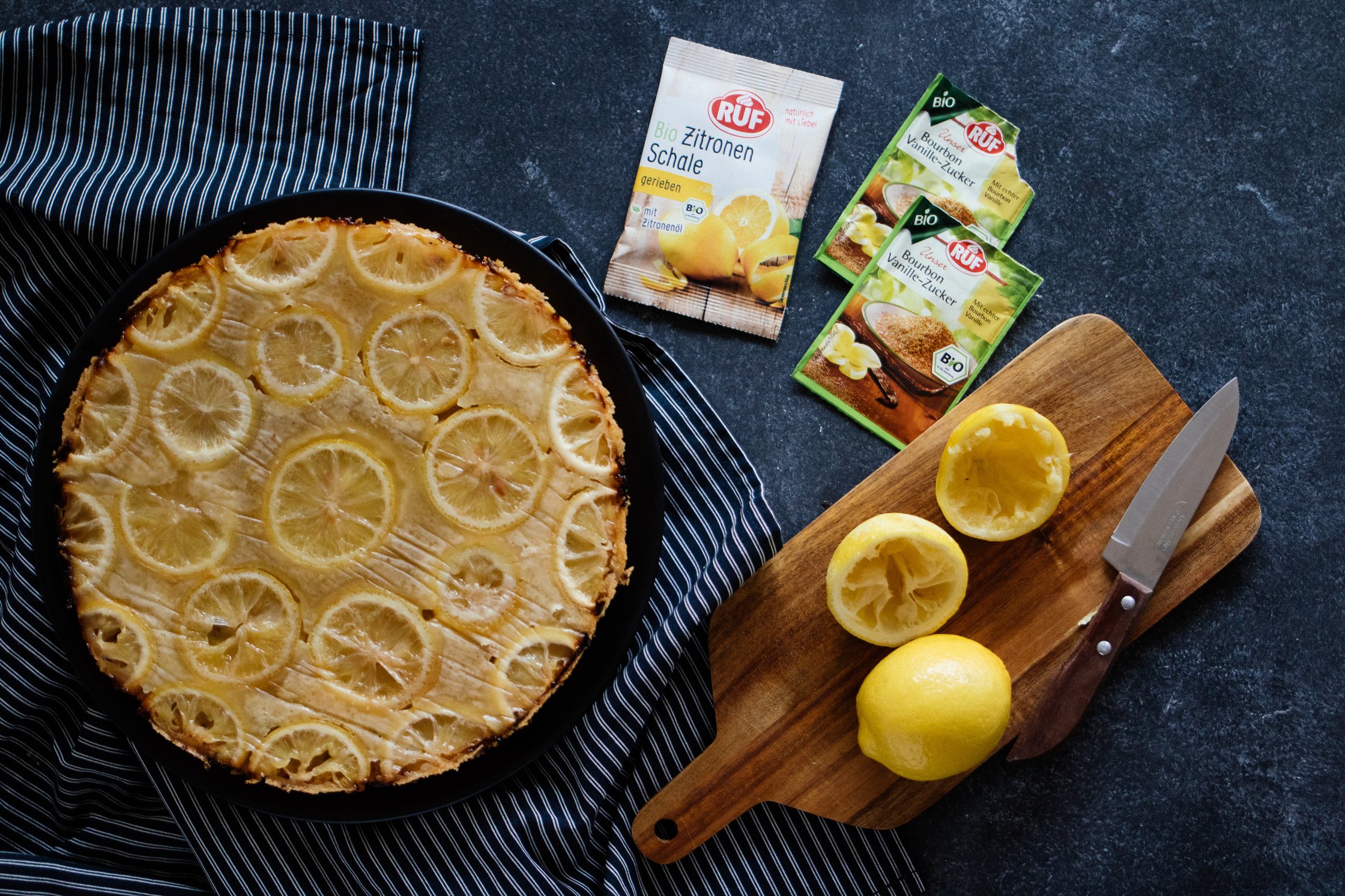 veganer Zitronenkuchen mit frischen Zitronen