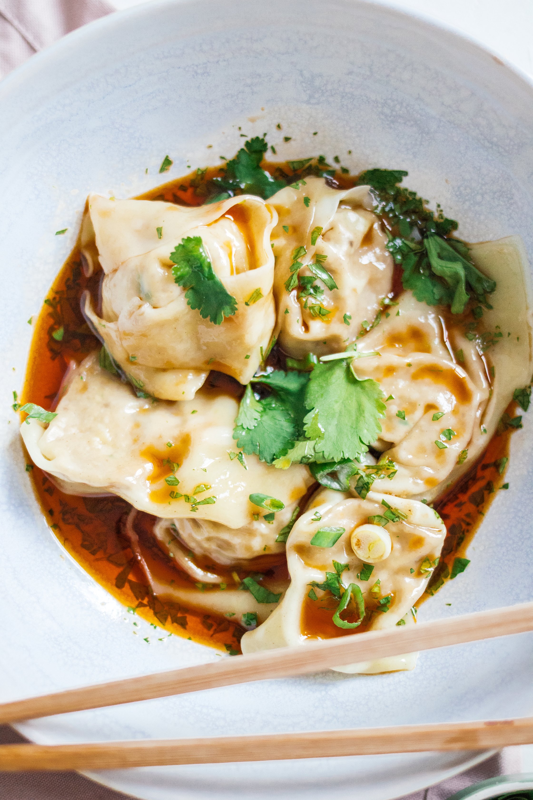 eine schüssel mit veganen chili wontons