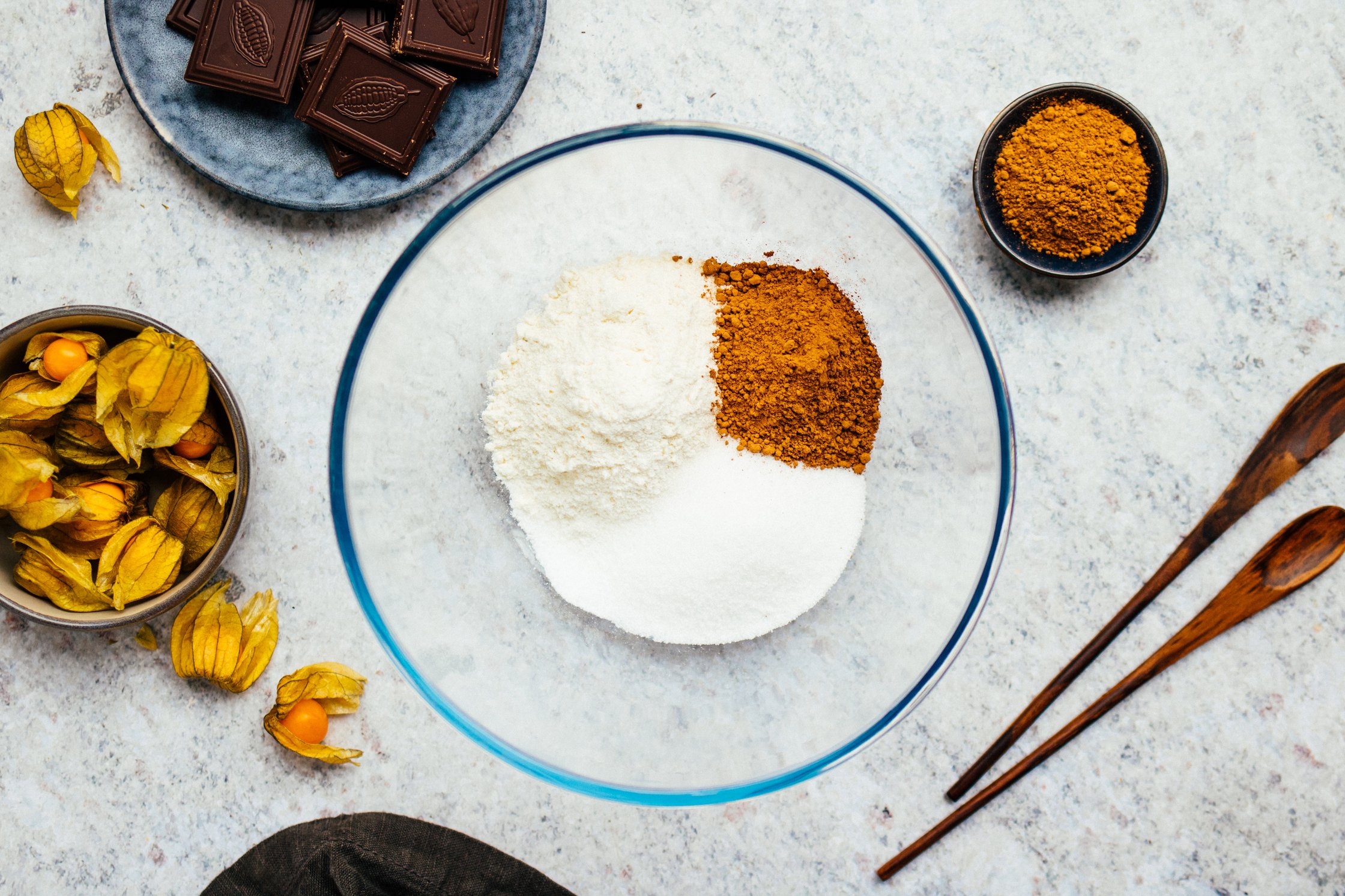 Schüssel mit Mehl, Zucker und Kakao für vegane Lava Cakes