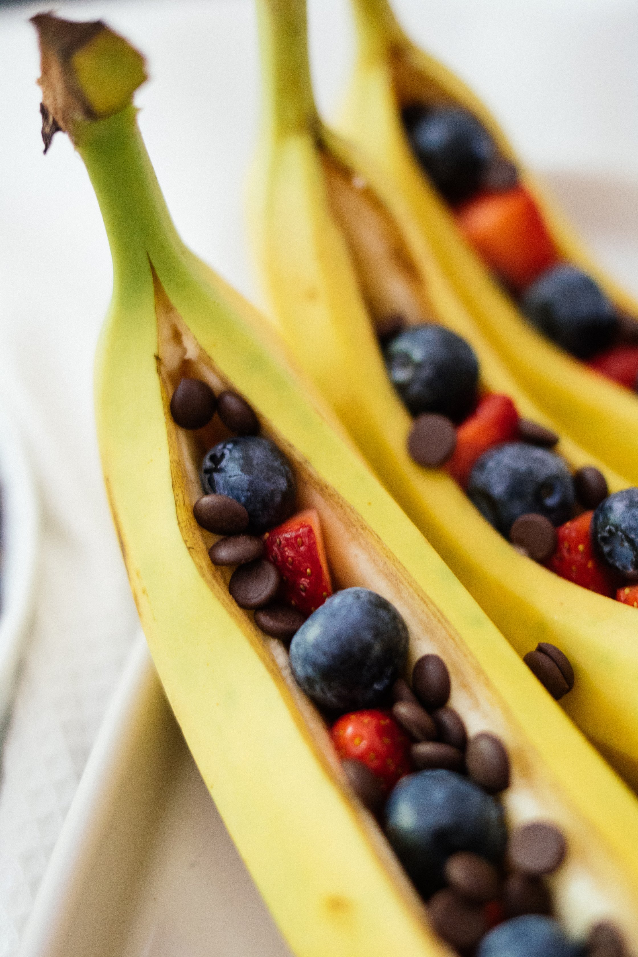 Beeren und Schokolade in Banane