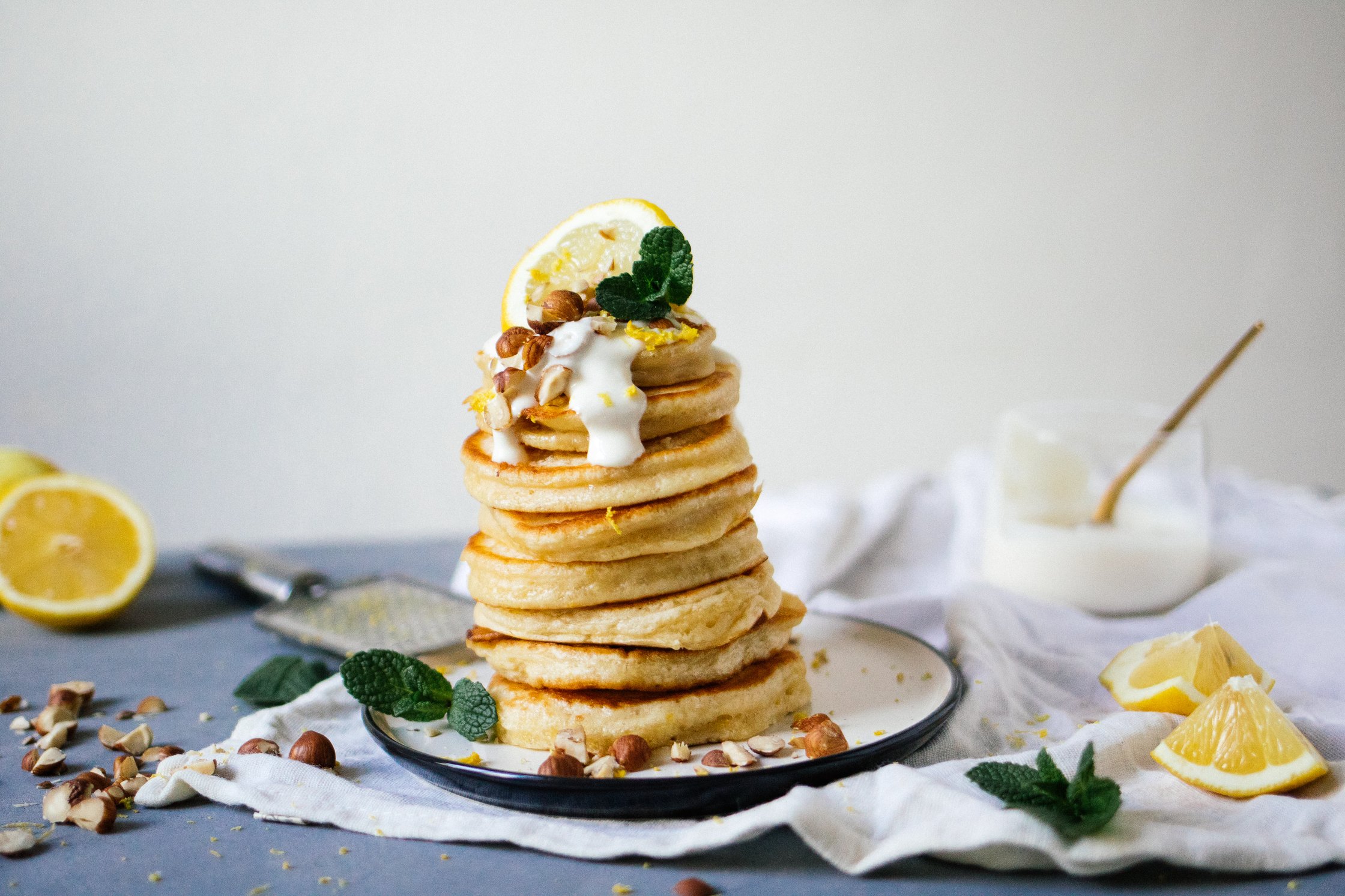 Vegane Pancakes getoppt mit Joghurt und Zitrone