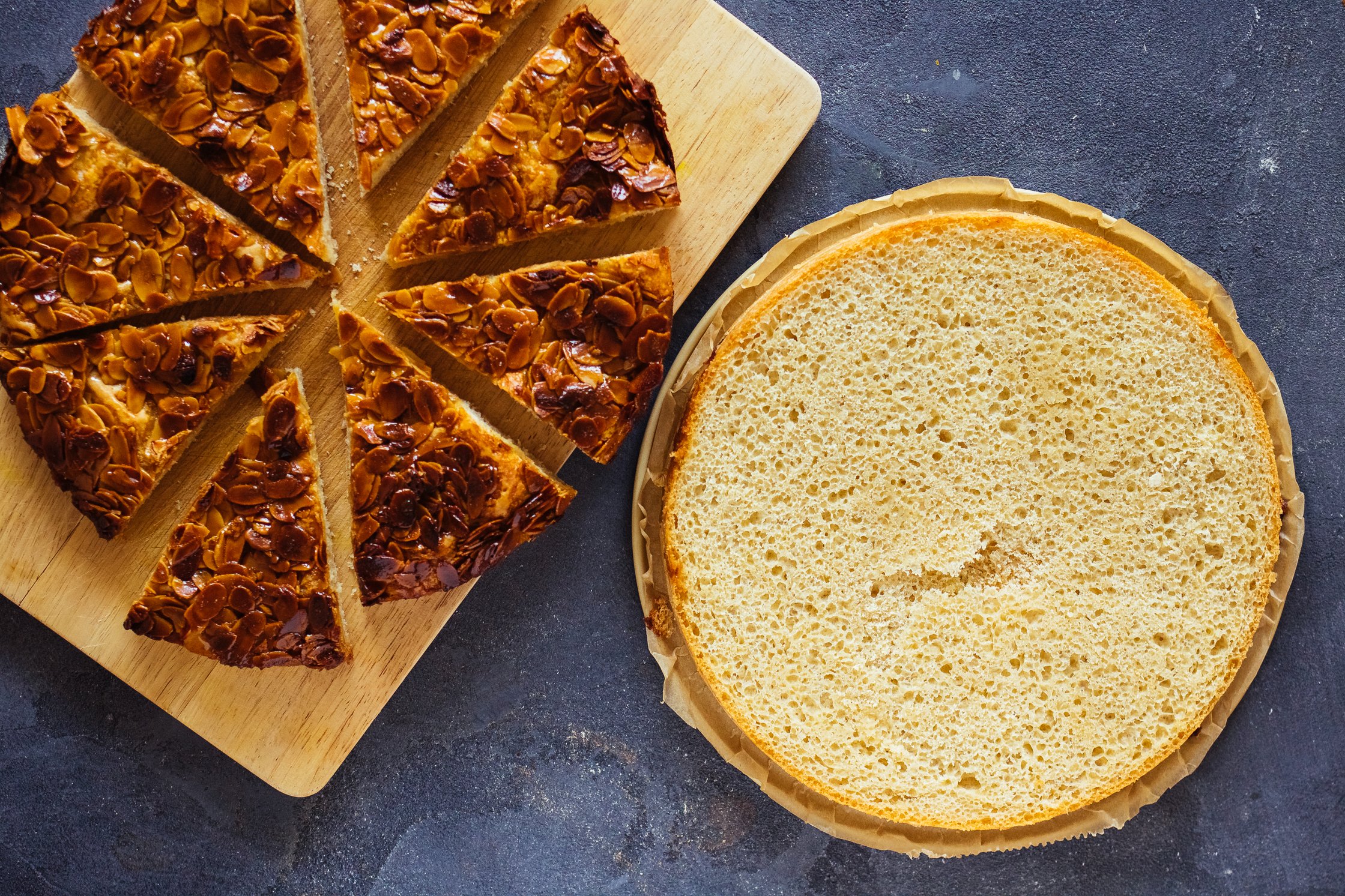 veganer Bienenstich wird duchgeschnitten
