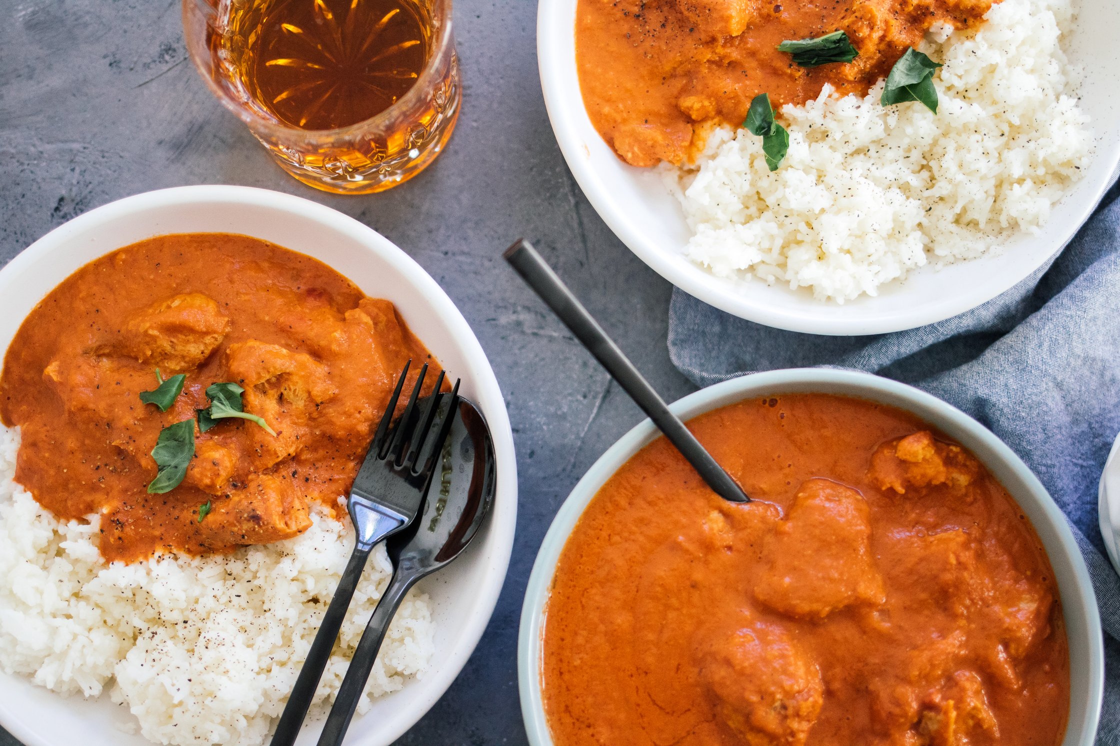 veganes butter chicken ist serviert in schüsseln