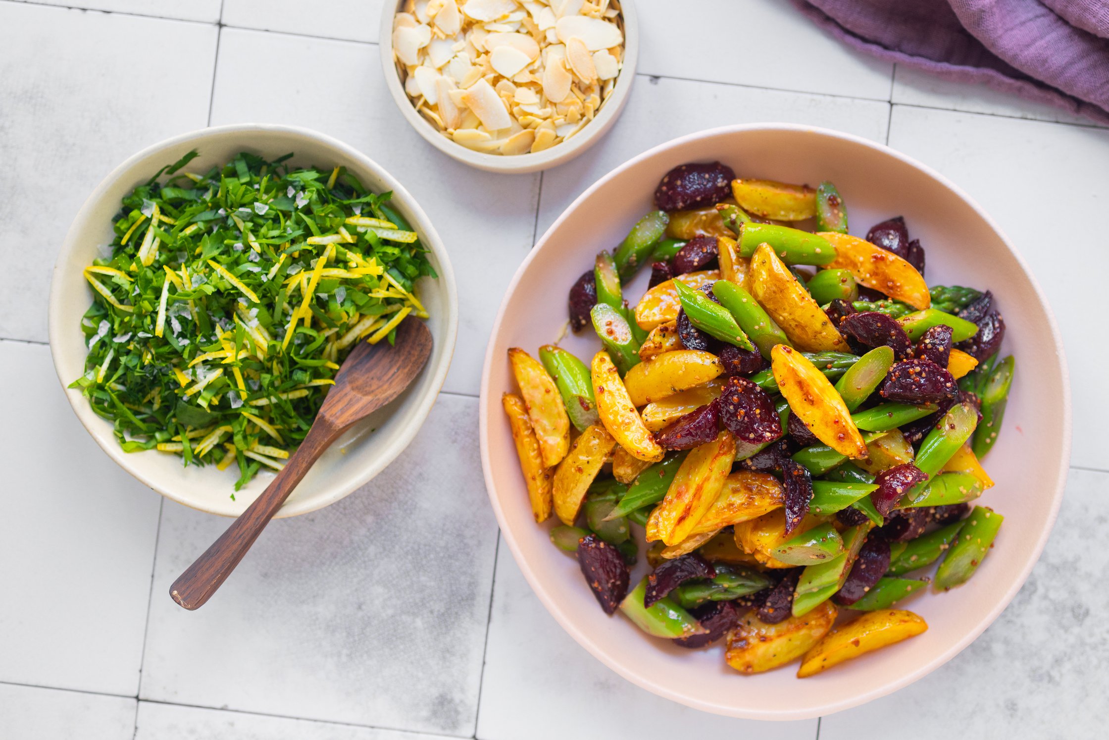 veganer kartoffel spargel salat servierfertig