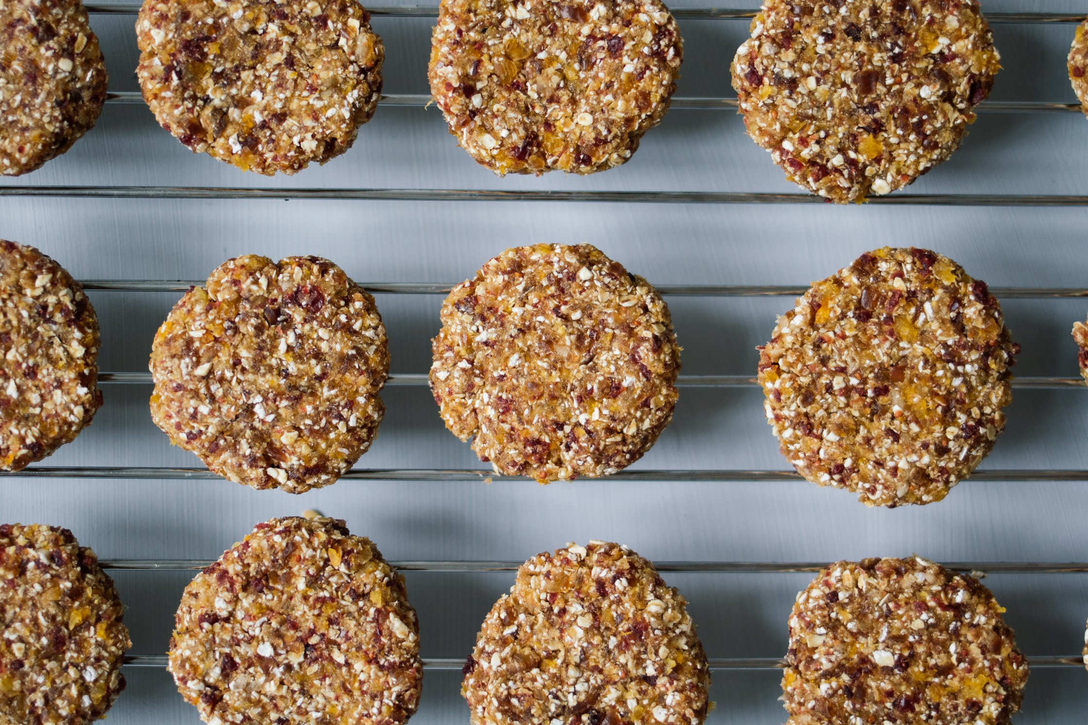 vegane no-bake-kekse auf einem kuchengitter