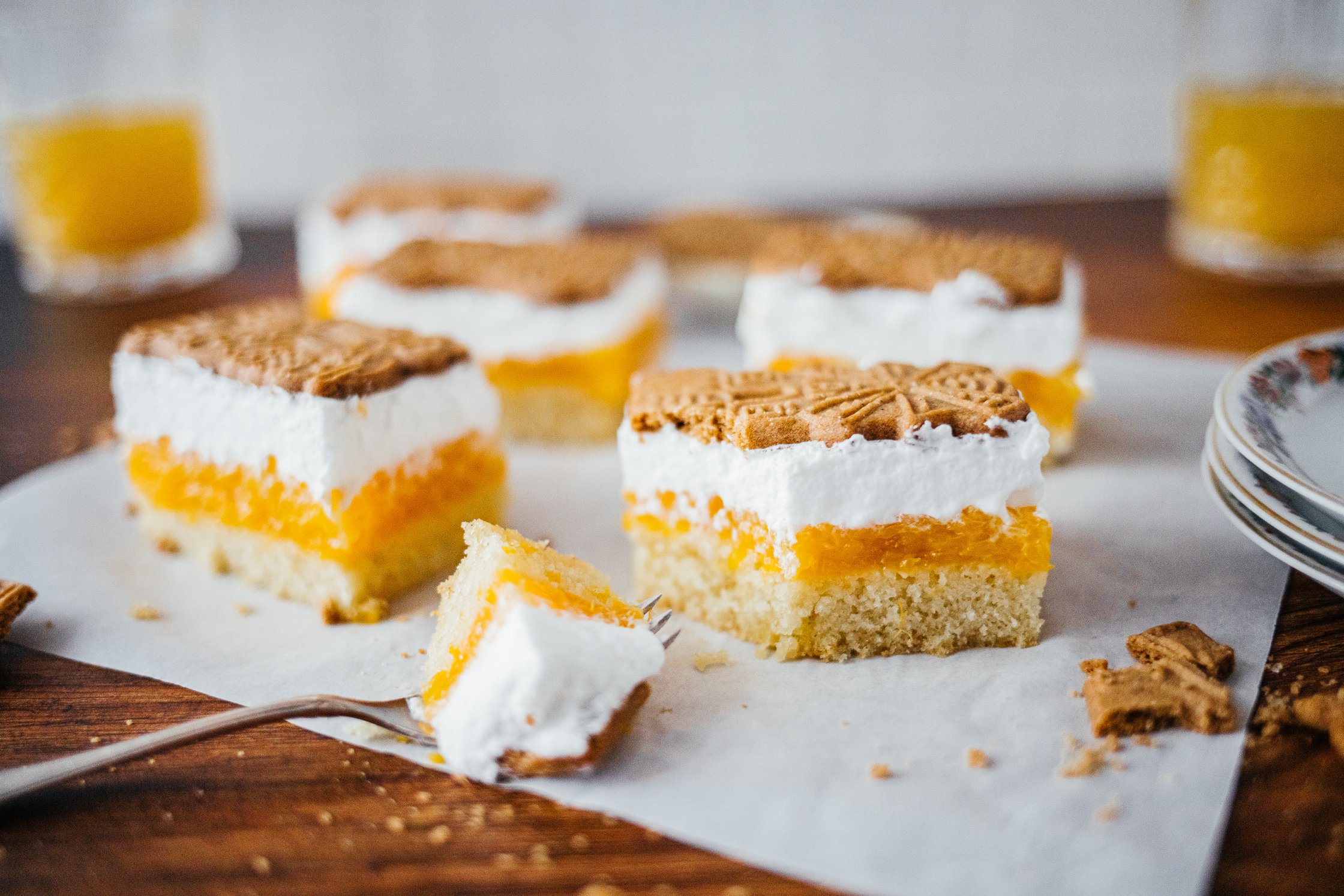 vegan tangerine speculoos cake slices next to a glass full of