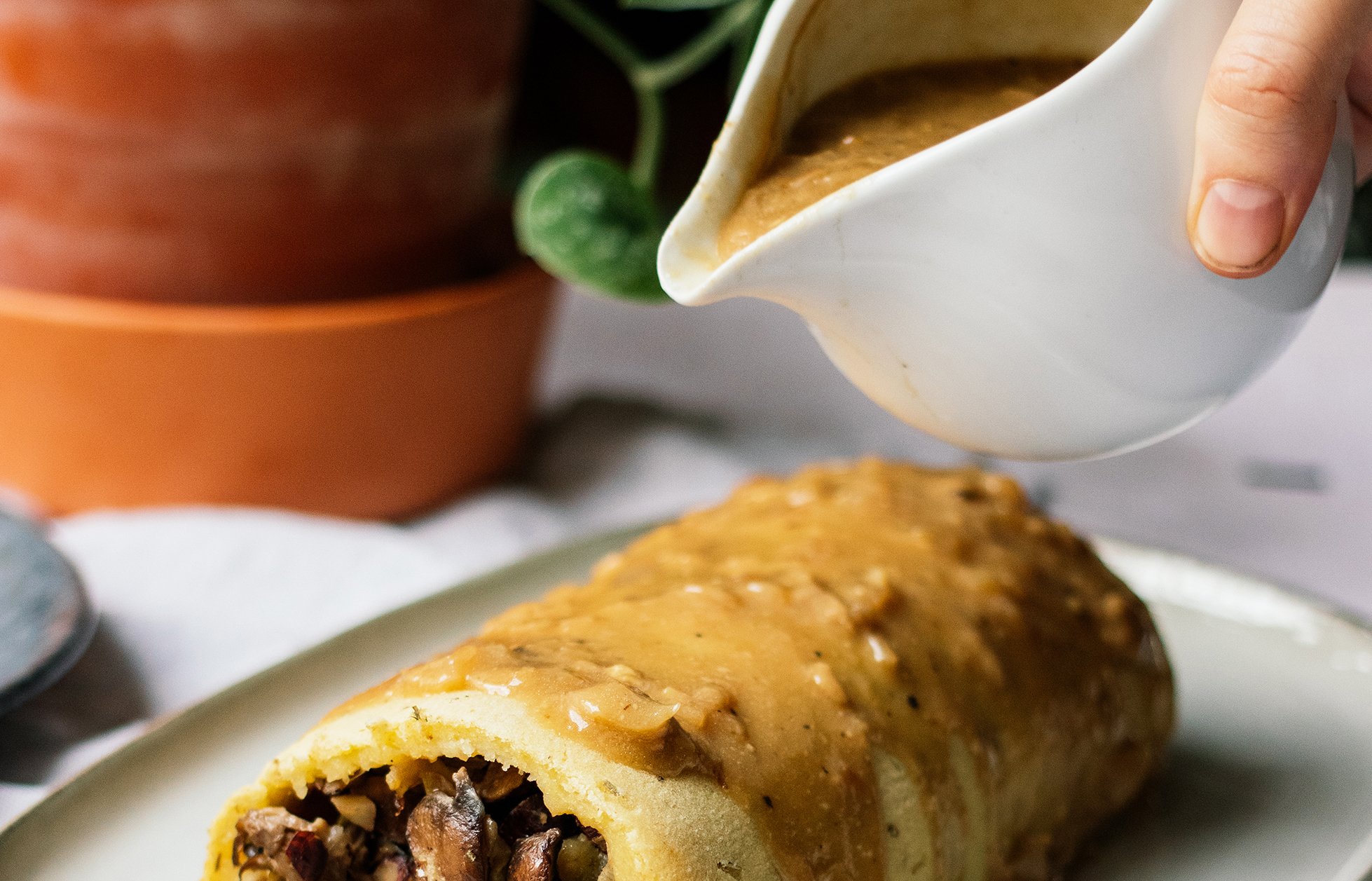 sosse wird über kartoffelrolle gegossen