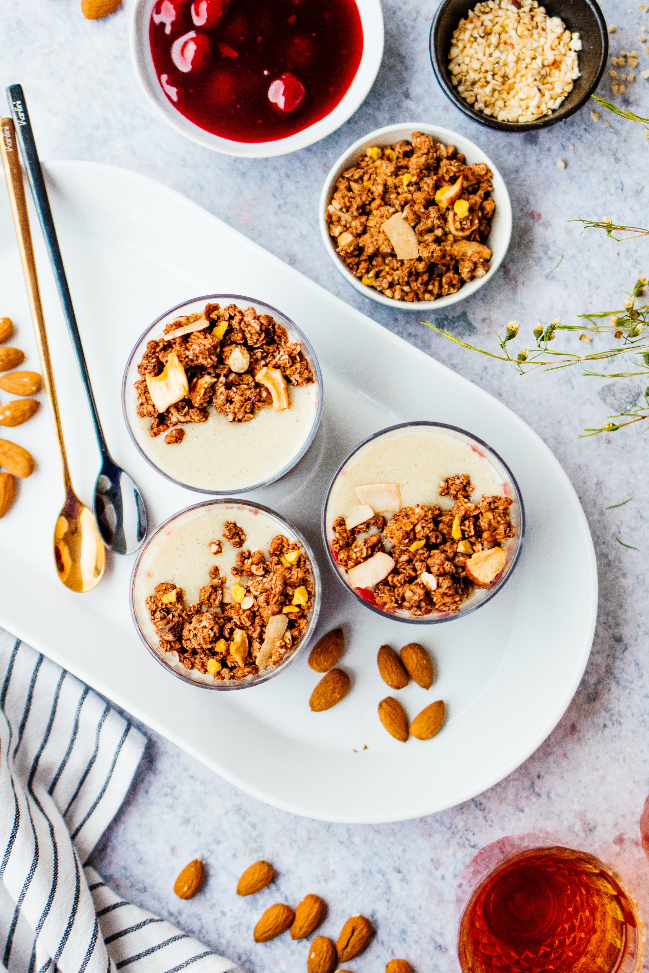 Gläser gefüllt mit Grieß, Kirschen und Knuspermüsli
