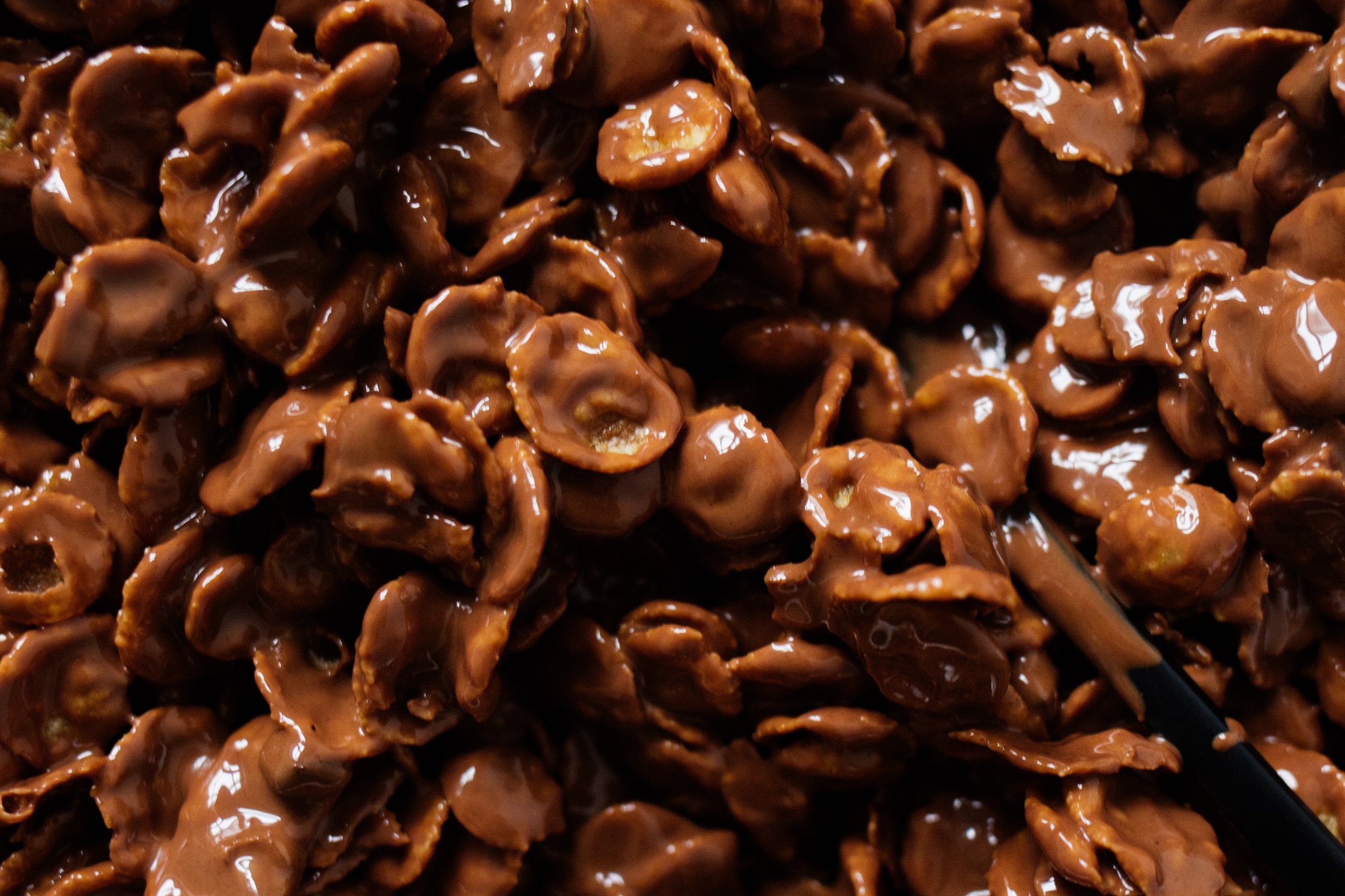 mixing melted chocolate with corn flakes