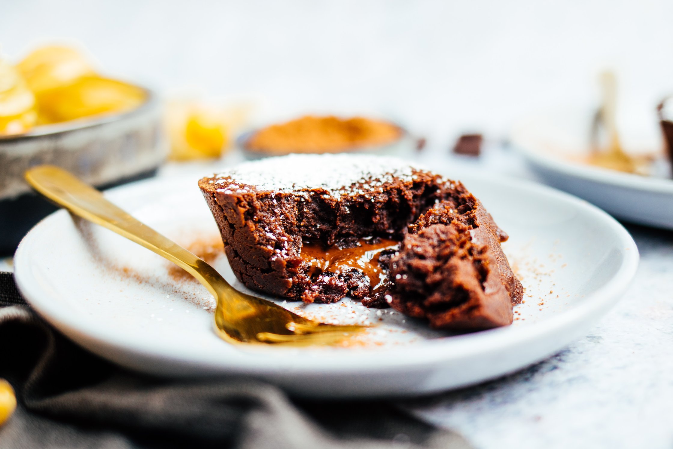 Angeschnittener Lava Cake auf Teller mit goldener Gabel