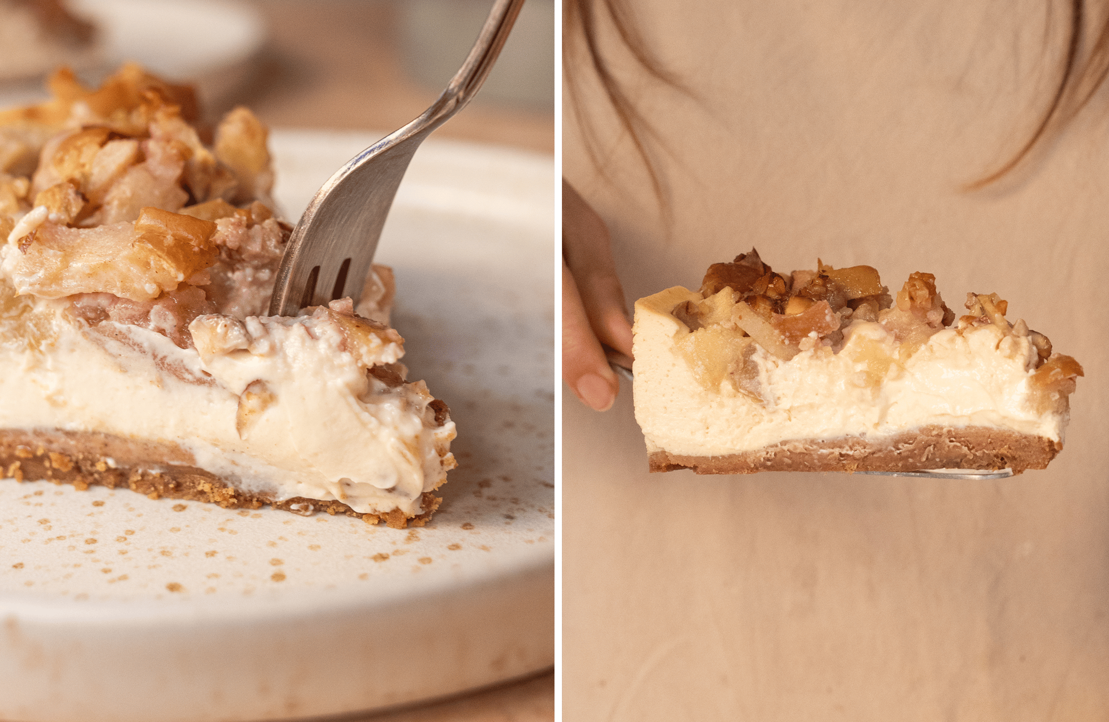 Links liegt eine Gabel mit einem Stück des Cheesecakes neben dem Kuchenstück auf einem weißen Teller. Rechts geht die Gabel i