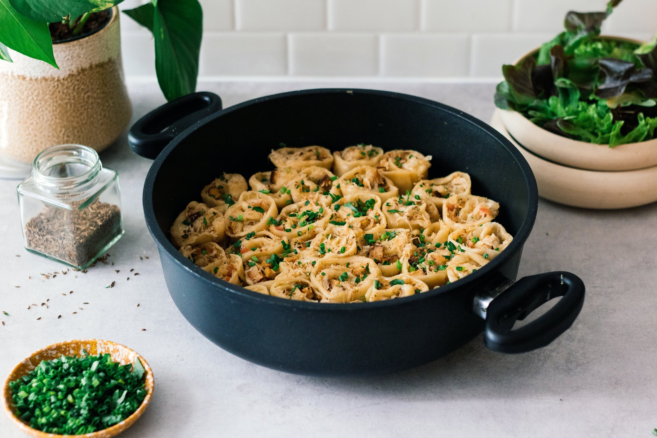 vegane krautkrapfen auf dem tisch