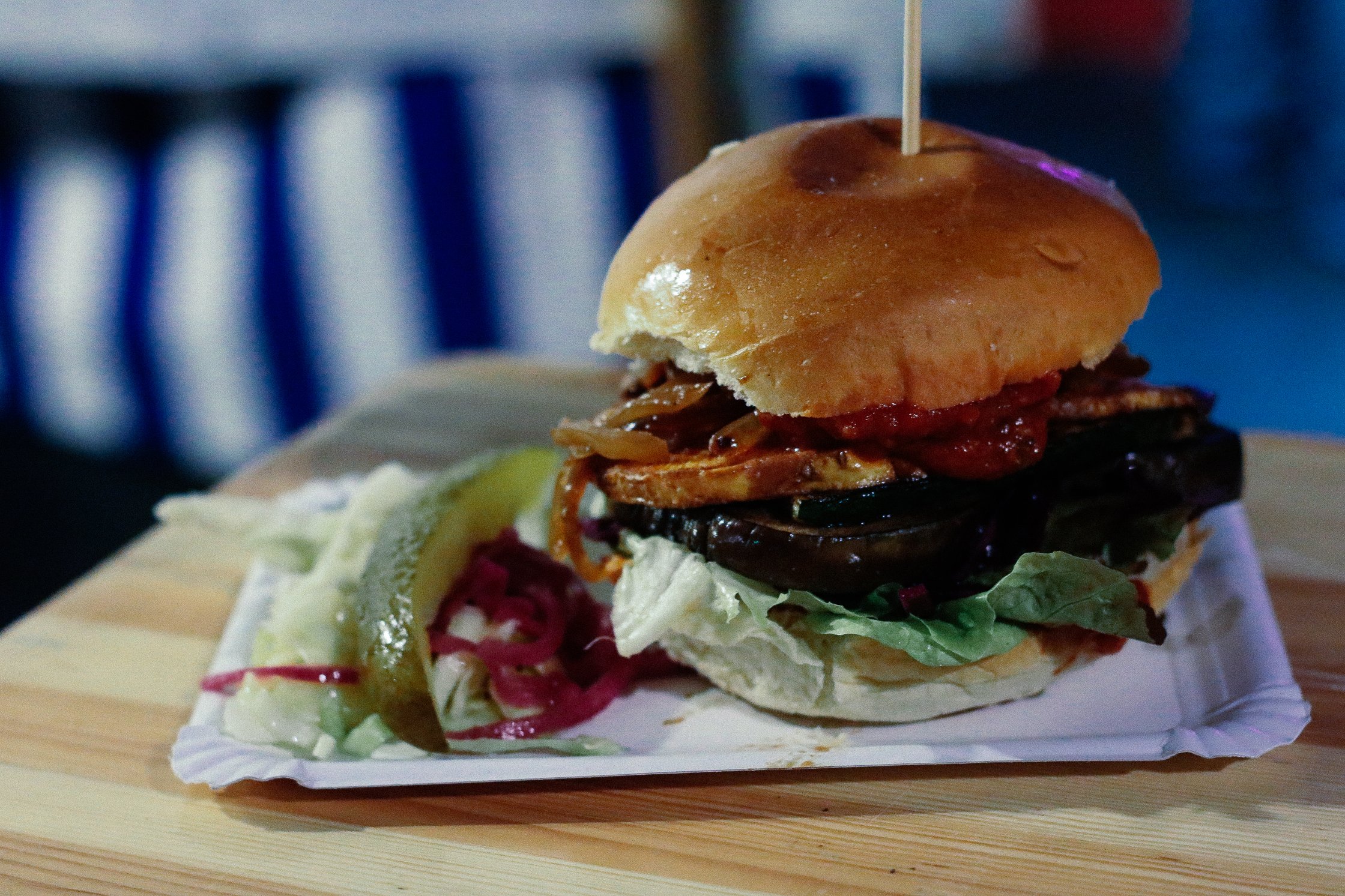 ein Burger mit Gemüse