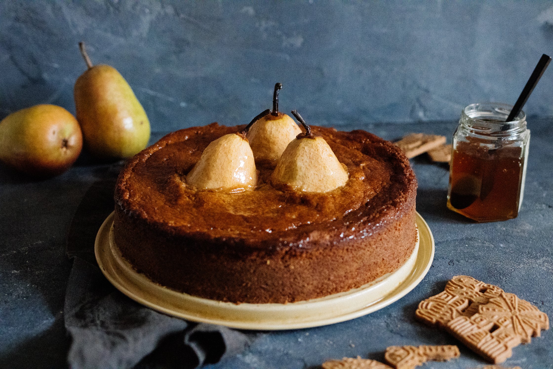 vegan speculoos cake with peats and quince jam