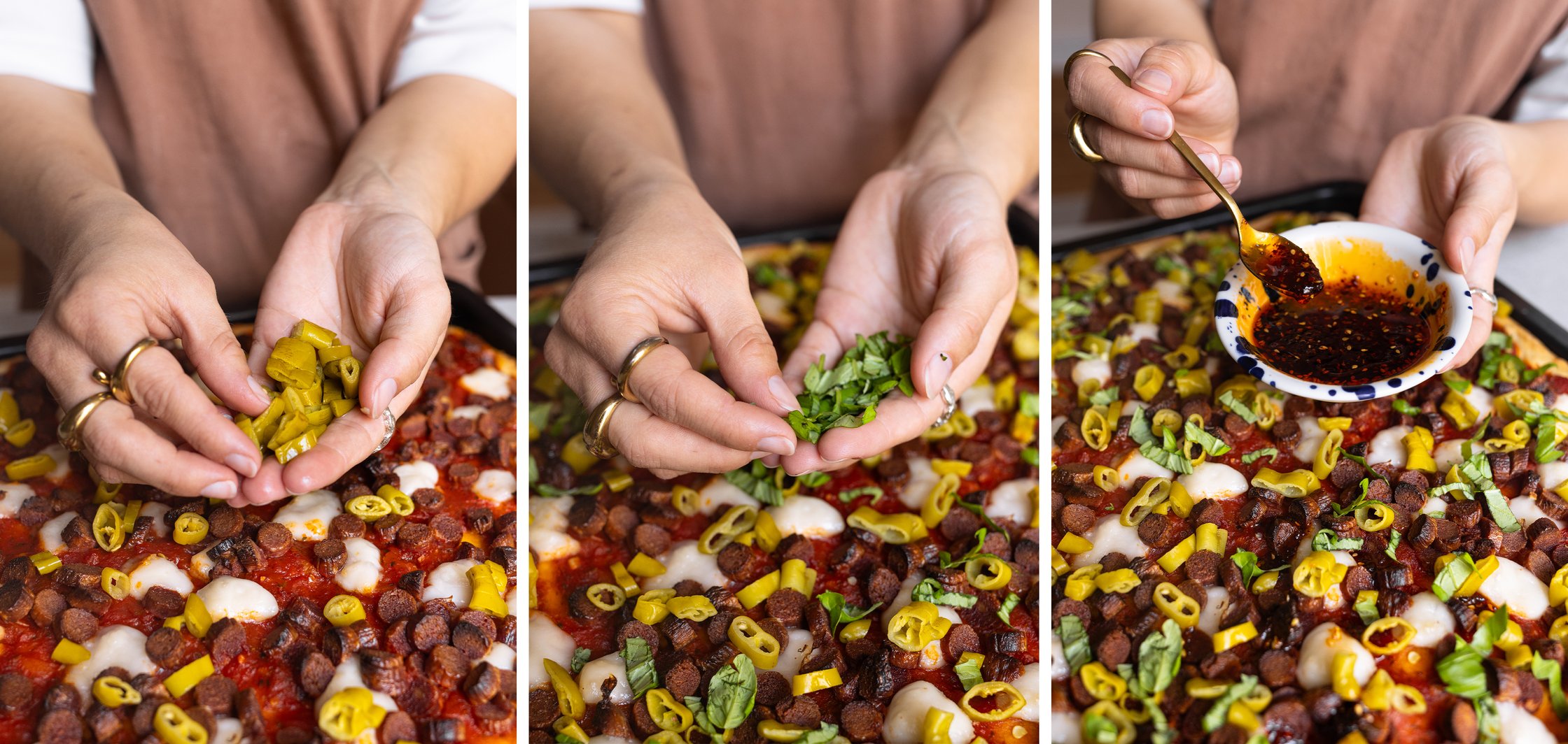 Dreigeteiltes Bild von der Pizza, wie sie erst mit Peperoni, Basilikum und Chili-Öl getoppt wird.