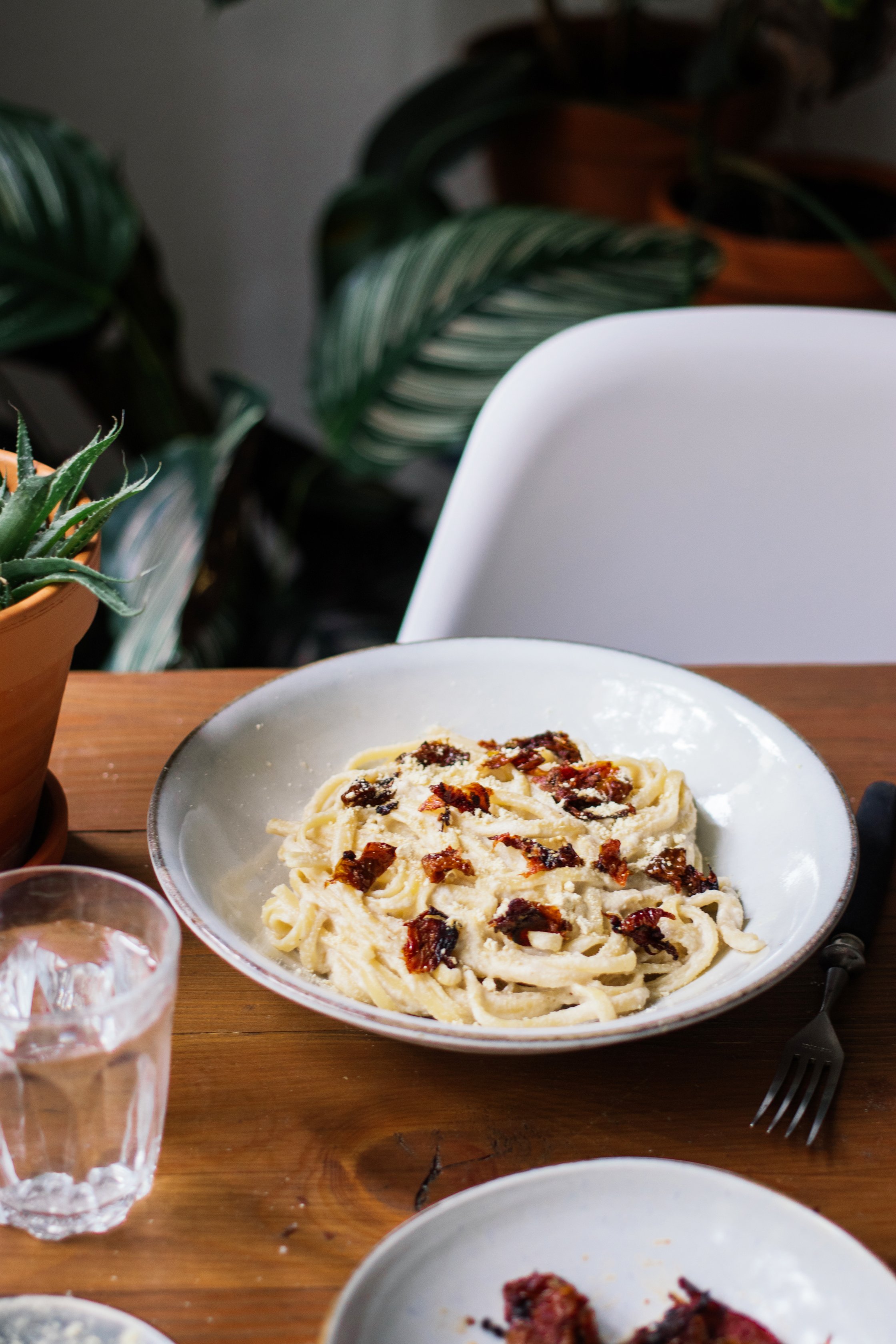 ein teller Vegane Spaghetti Carbonara auf dem tisch