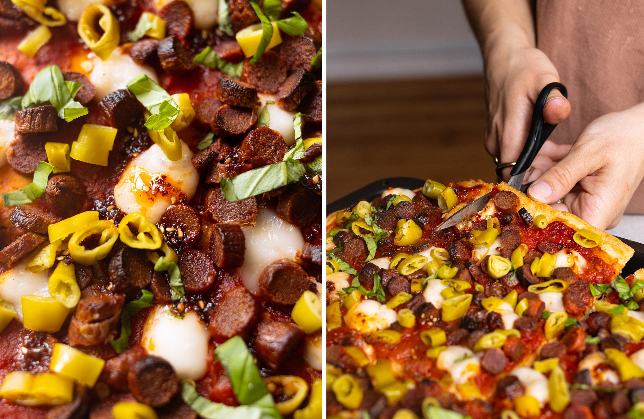 Zweigeteiltes Bild - Links: Close Up von dem Belag der veganen Deep Dish Pizza. Rechts: Die Pizza wir mit einer Schere geschn