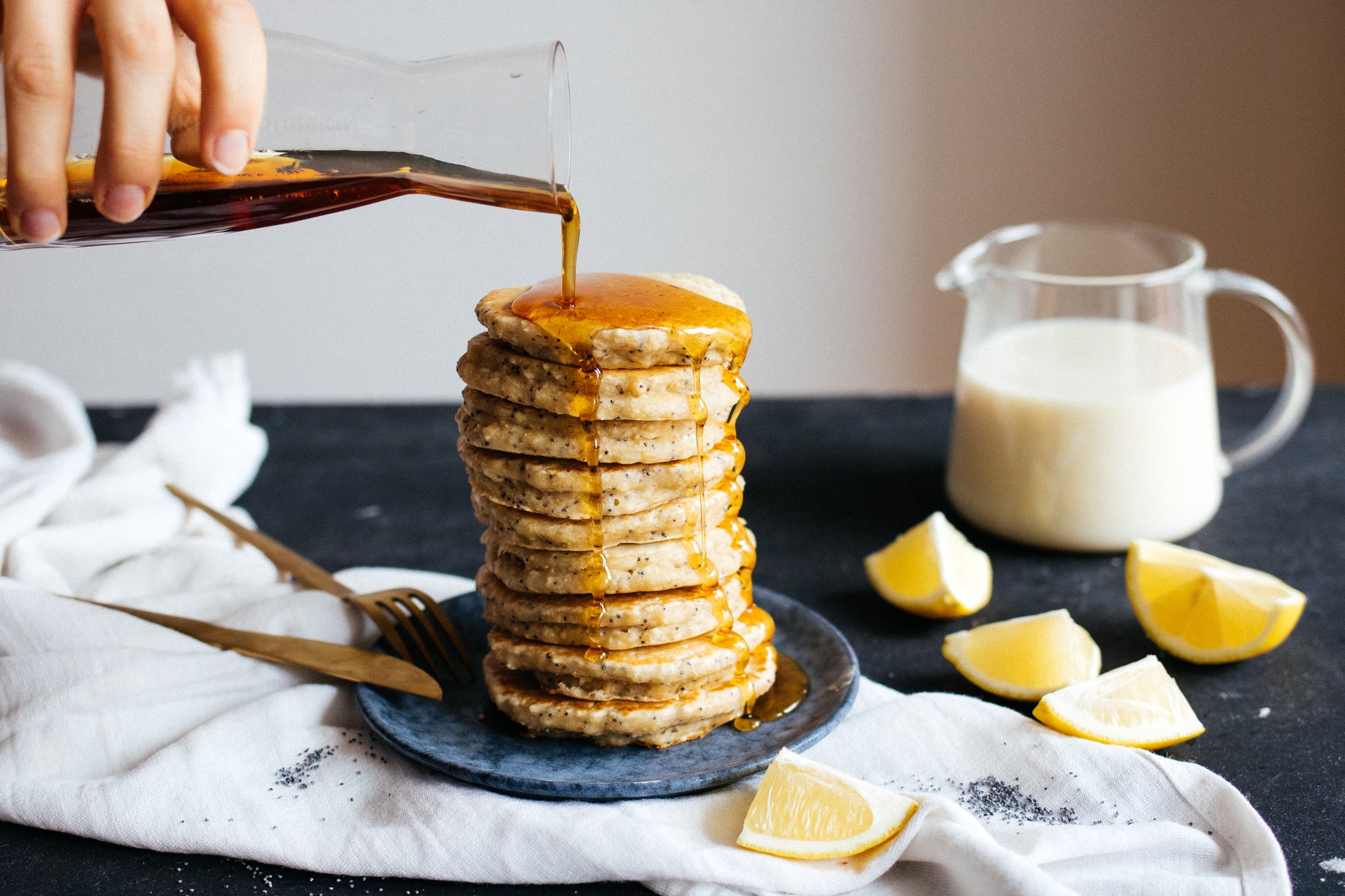 Ahornsirup wird über vegane Pancakes gegossen