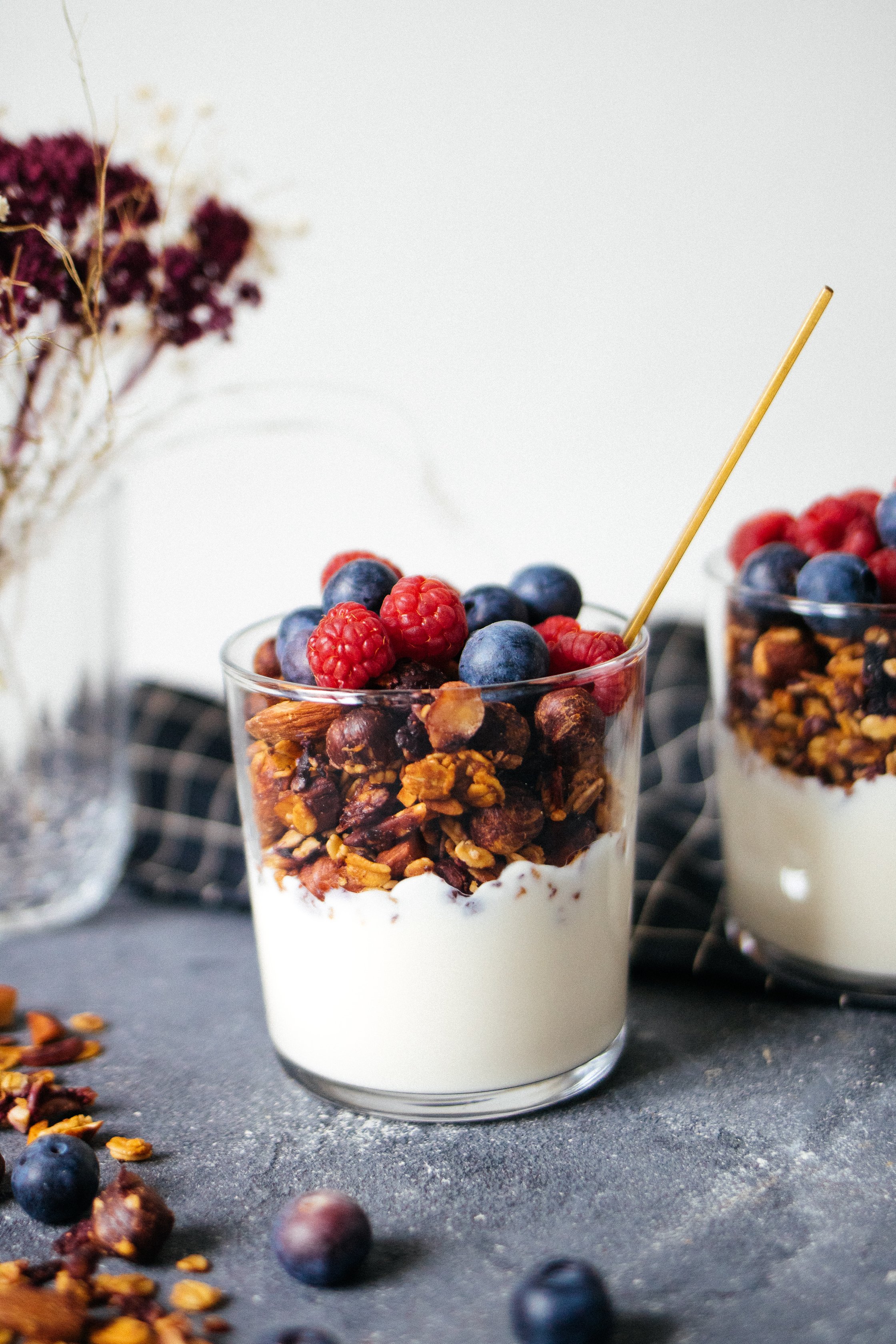 Granola mit Beeren in einem Glas
