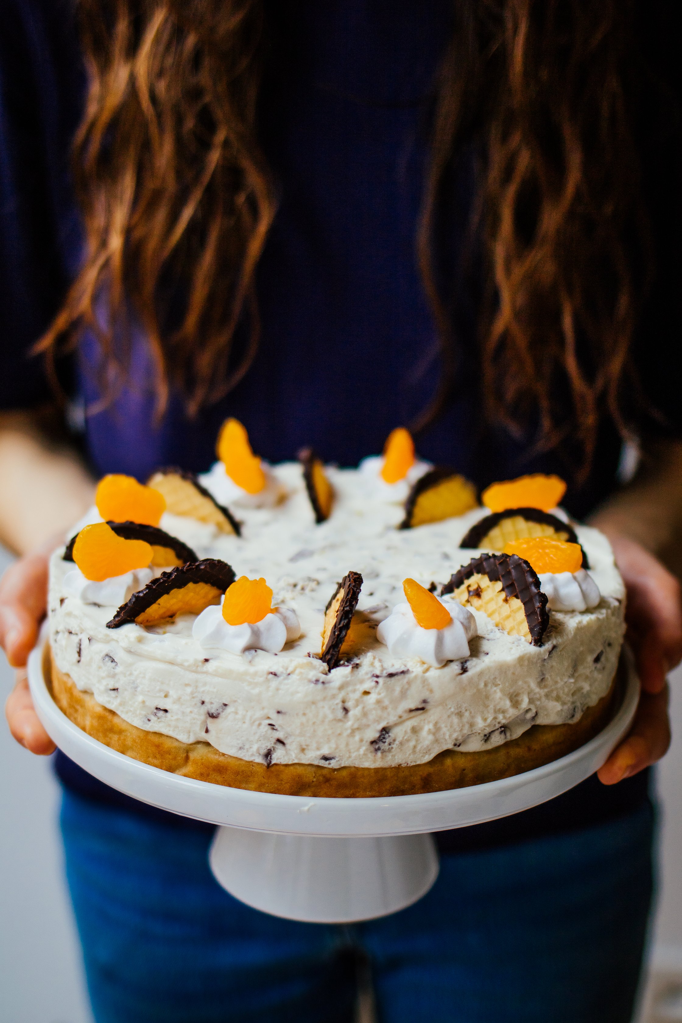 Veganer Schaiumkuss-Kuchen mit Mandarinen auf Platte
