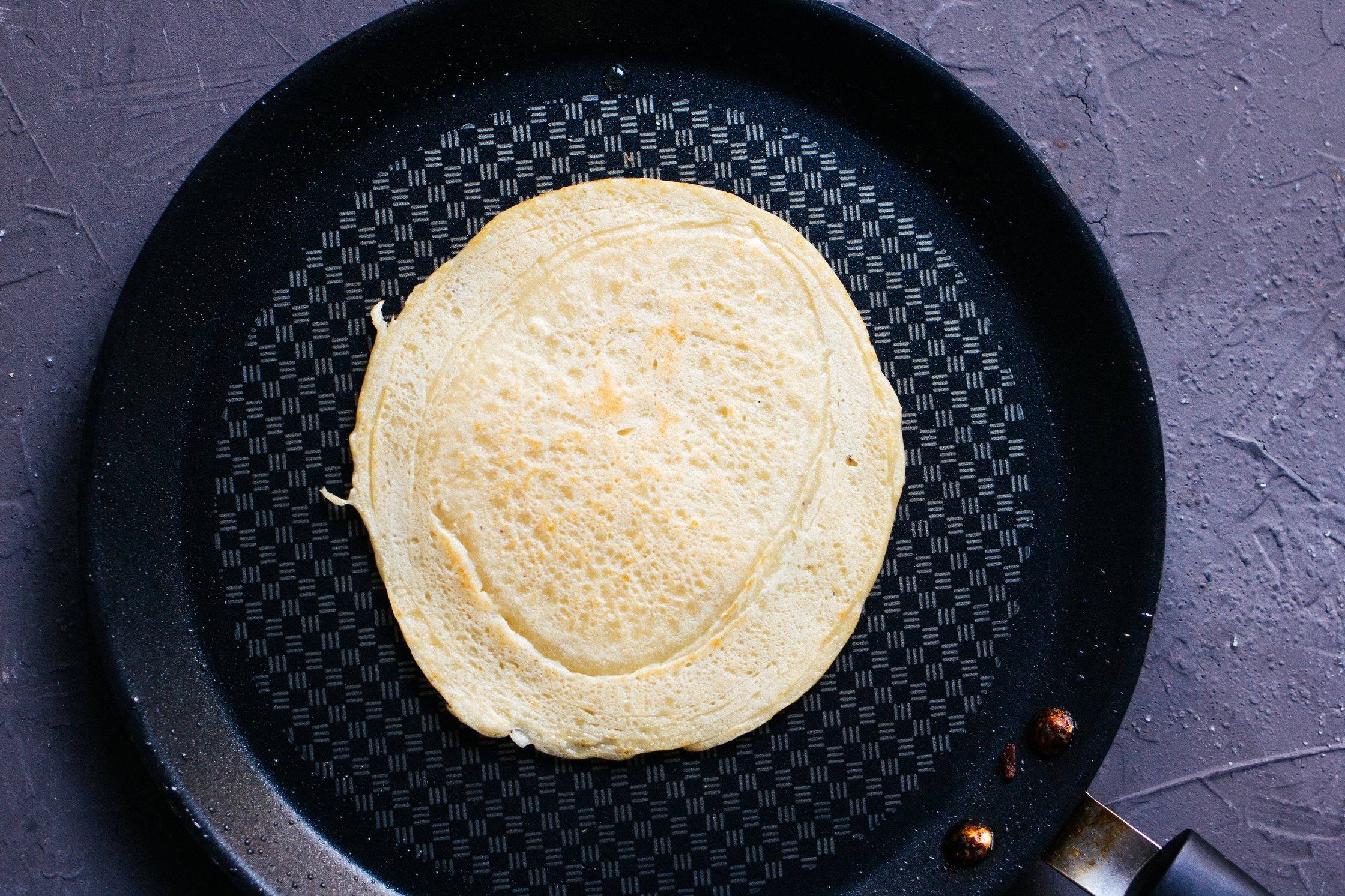 vegane Pfannkuchen in der Pfanne