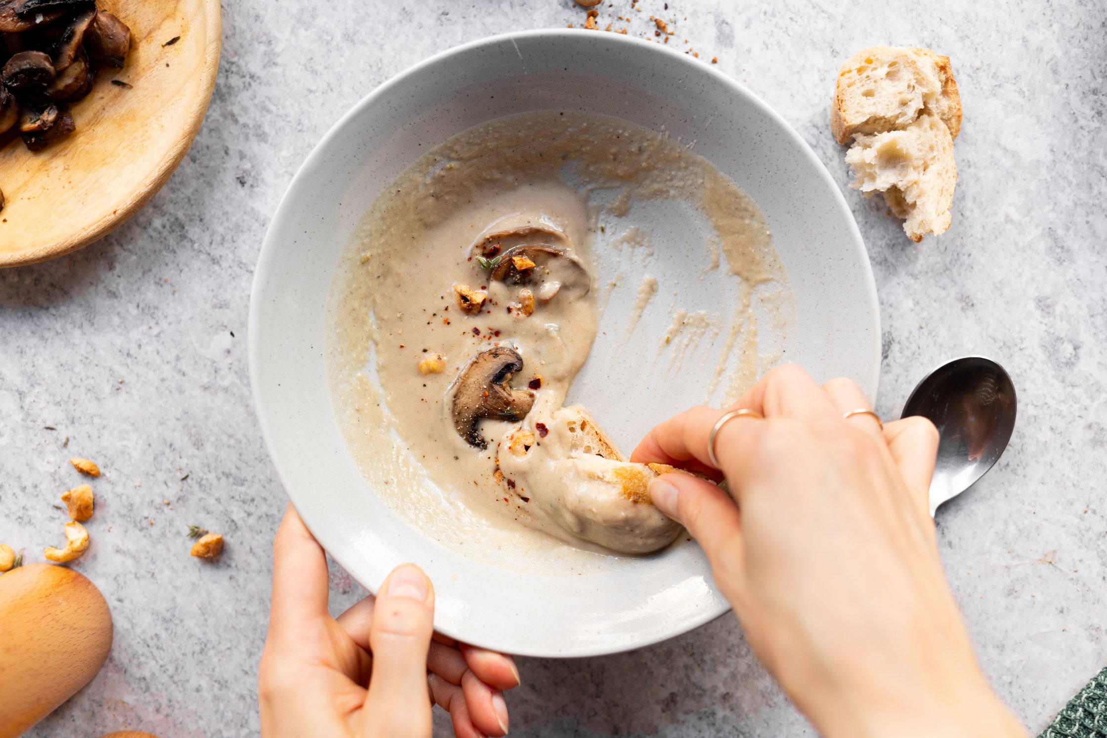 brot wird in Suppe getunkt