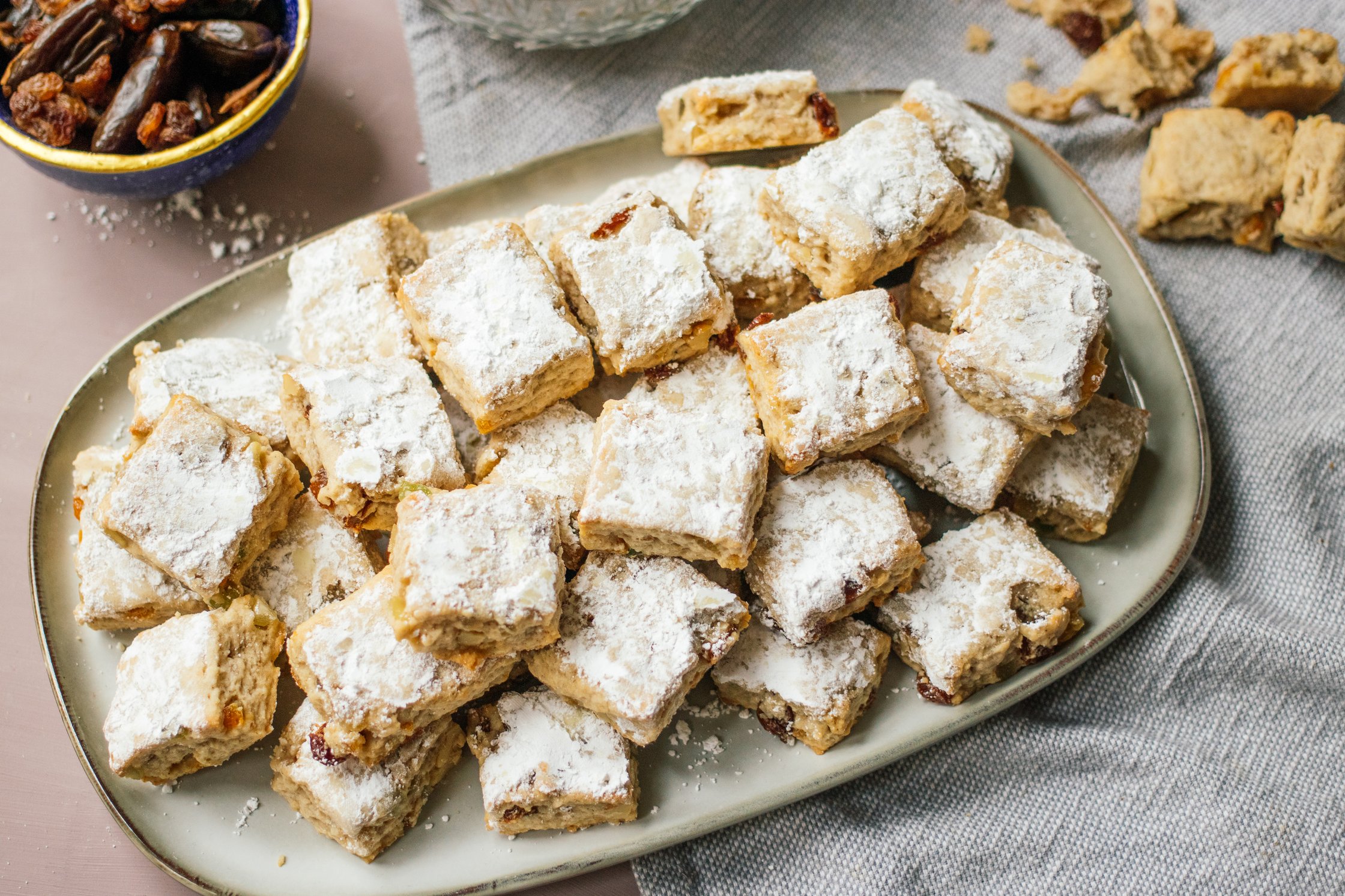 veganes stollenkonfekt auf dem tisch