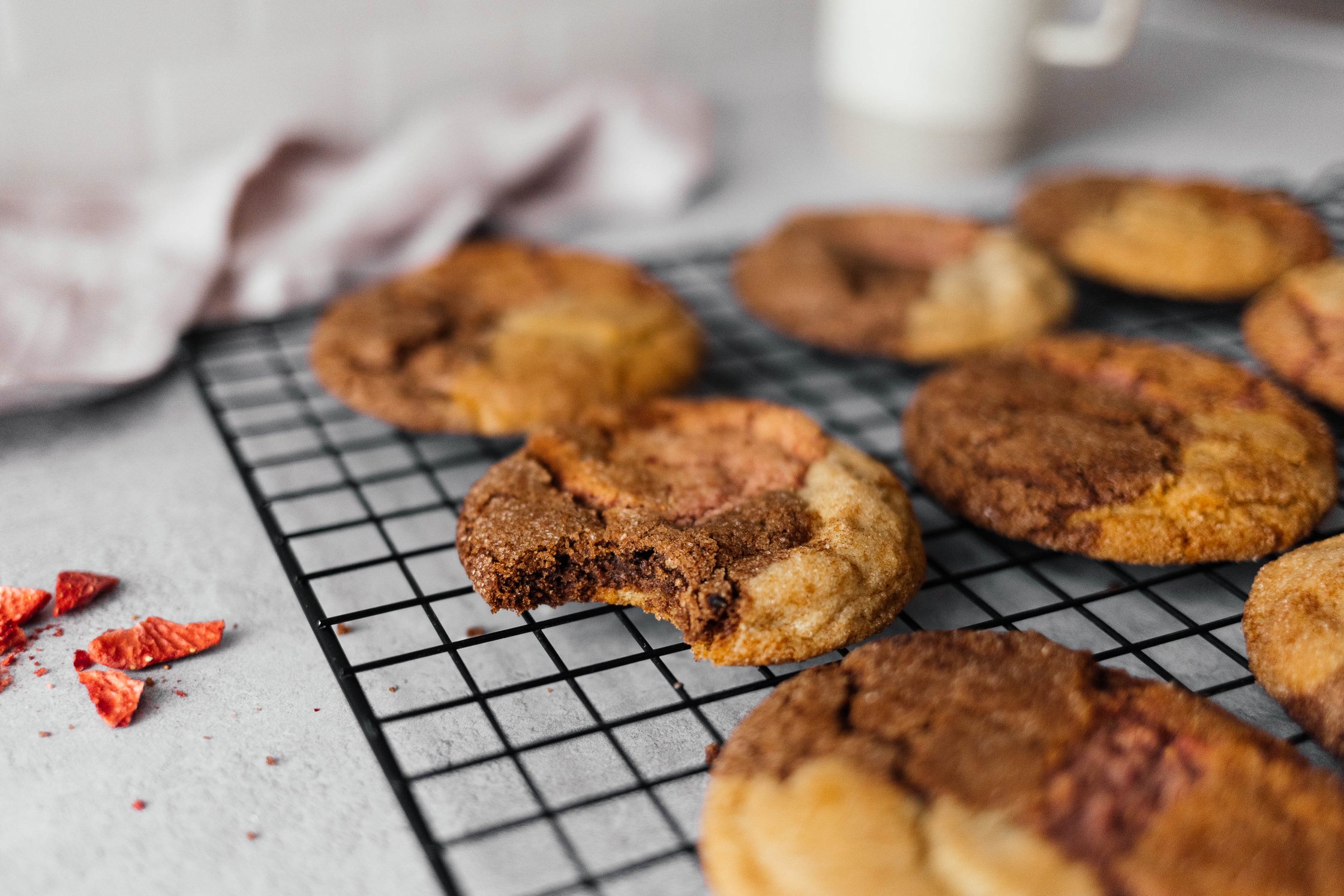 vegane Neapolitan Cookies auf einem Gitter