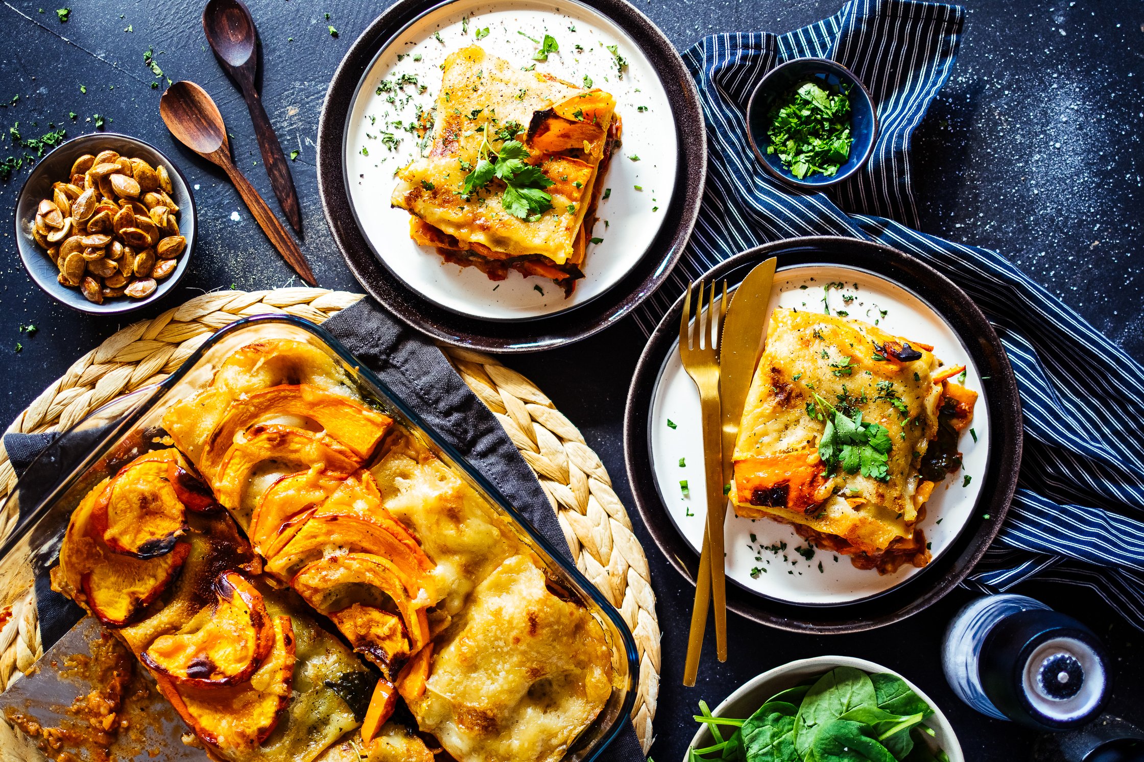 vegane Kürbislasagne auf zwei Tellern