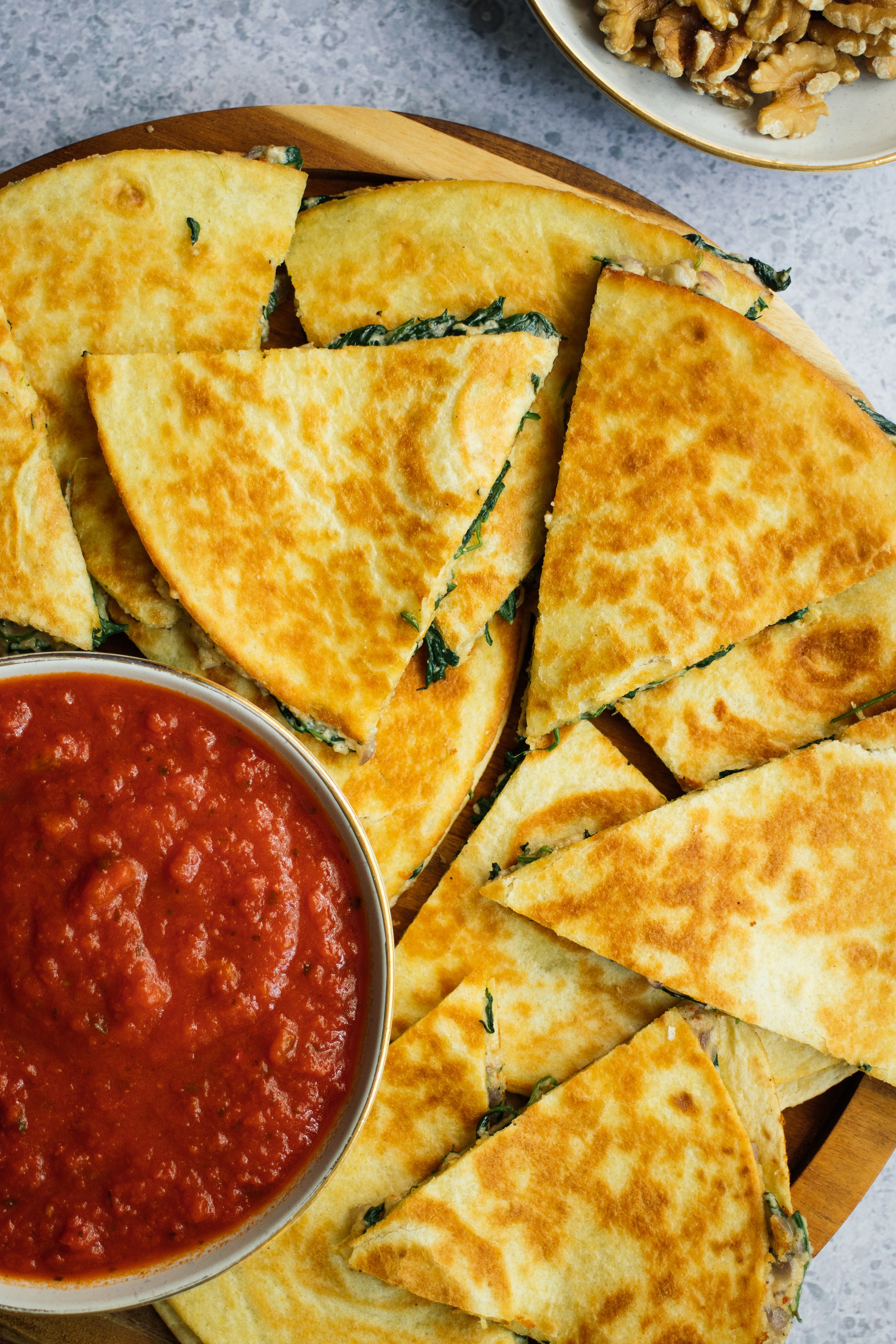Vegane spinat Quesadillas serviert mit dip
