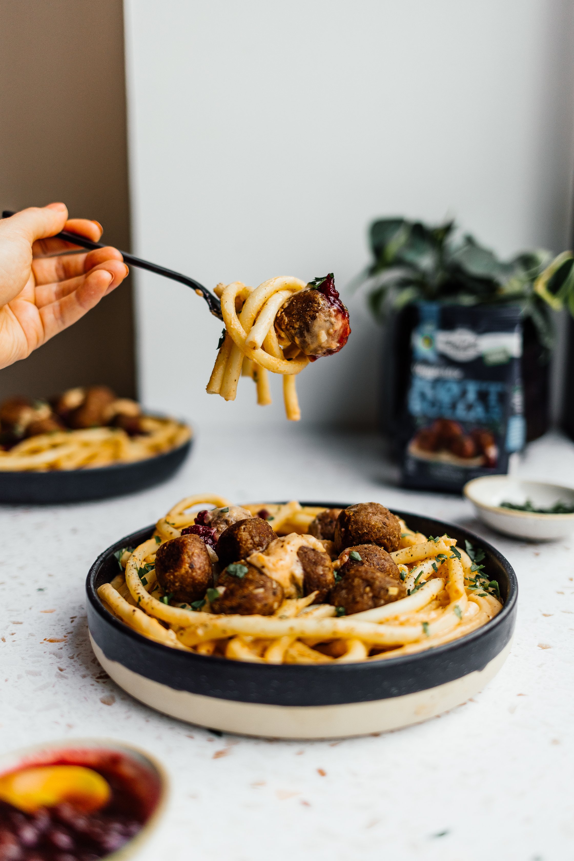 eine Gabel mit veganer Köttbullar Pasta