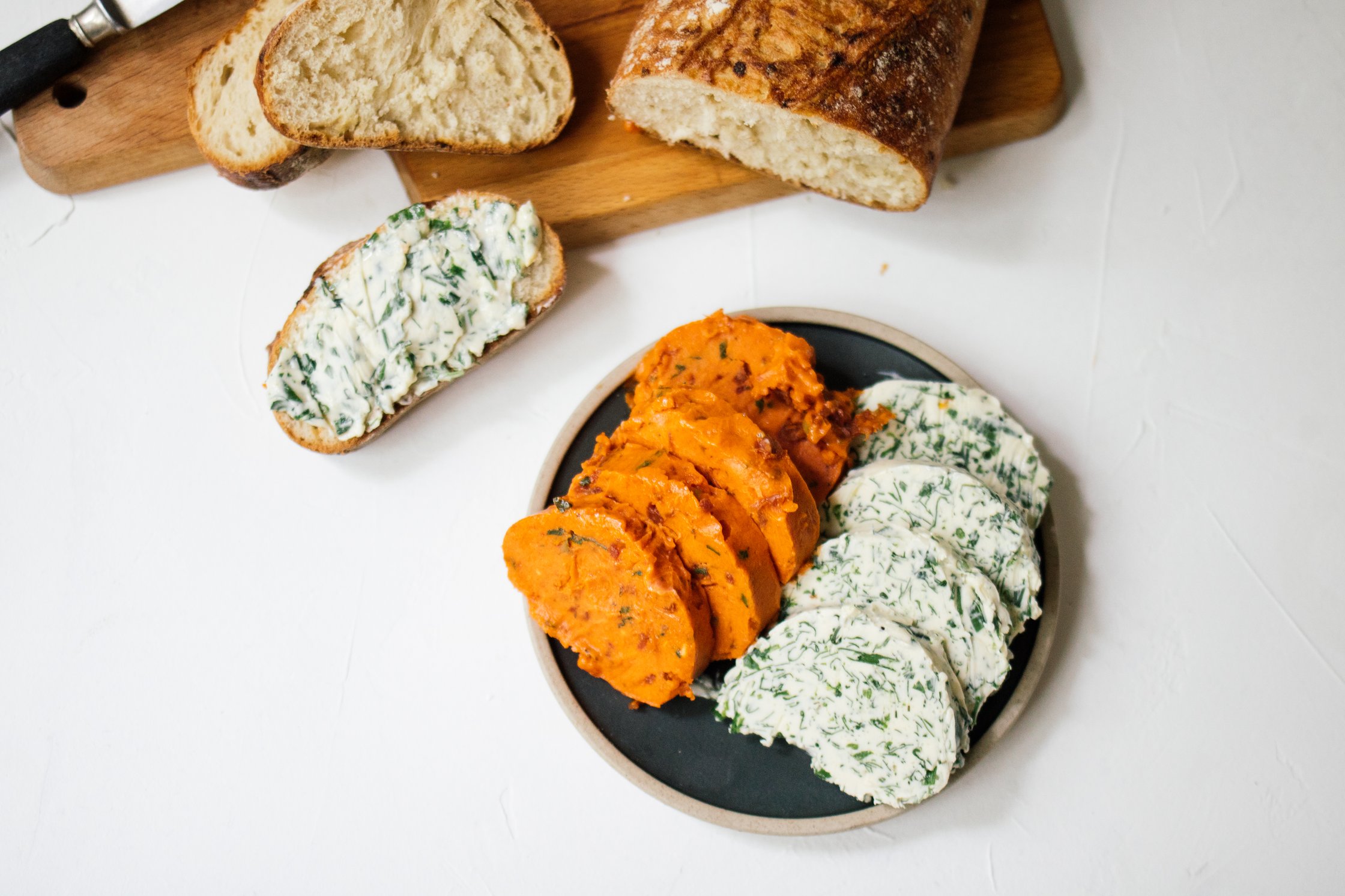 vegane kräuter- und tomatenbutter