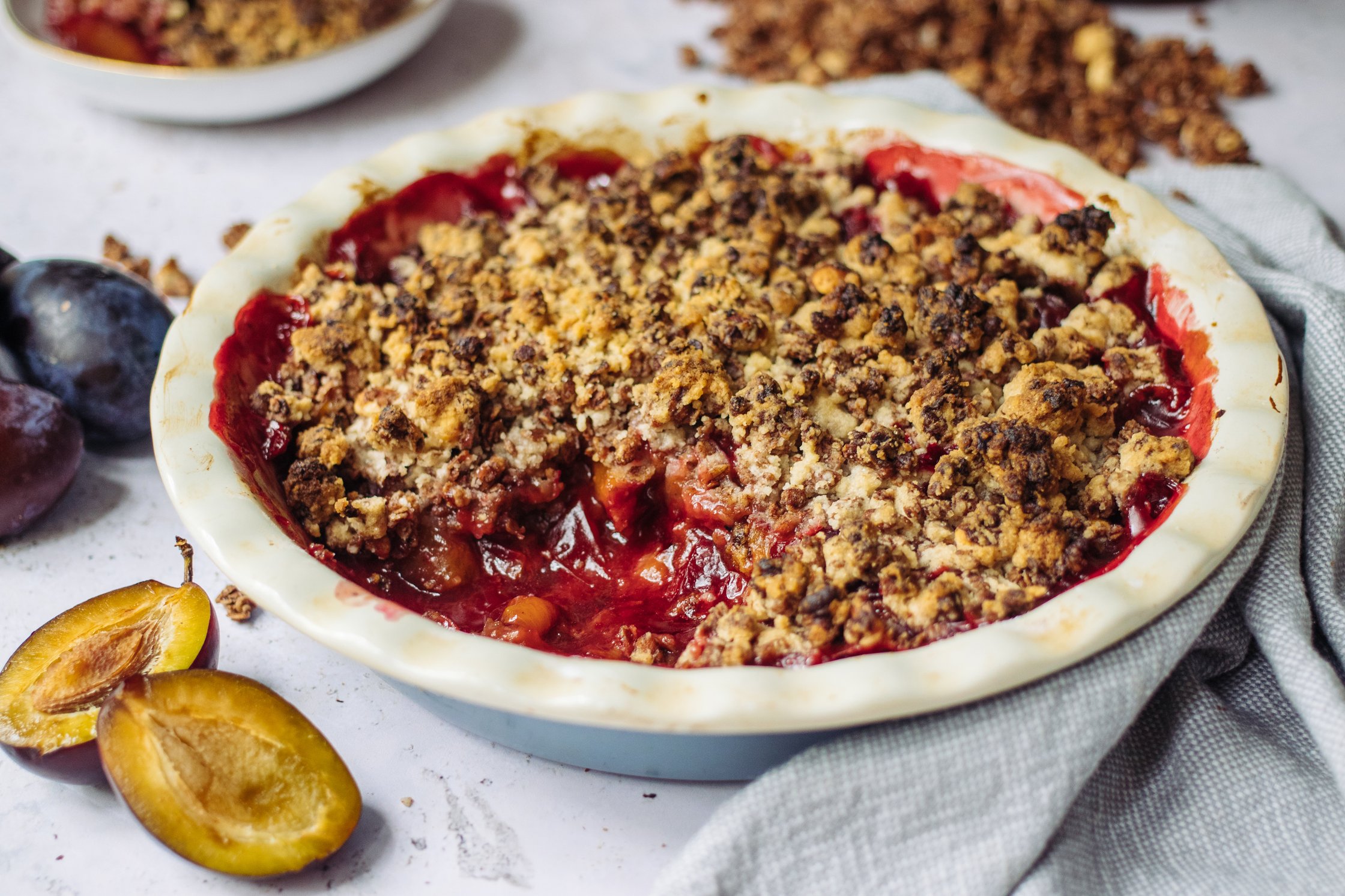 Veganer Schokoladencrumble mit Zwetschgen