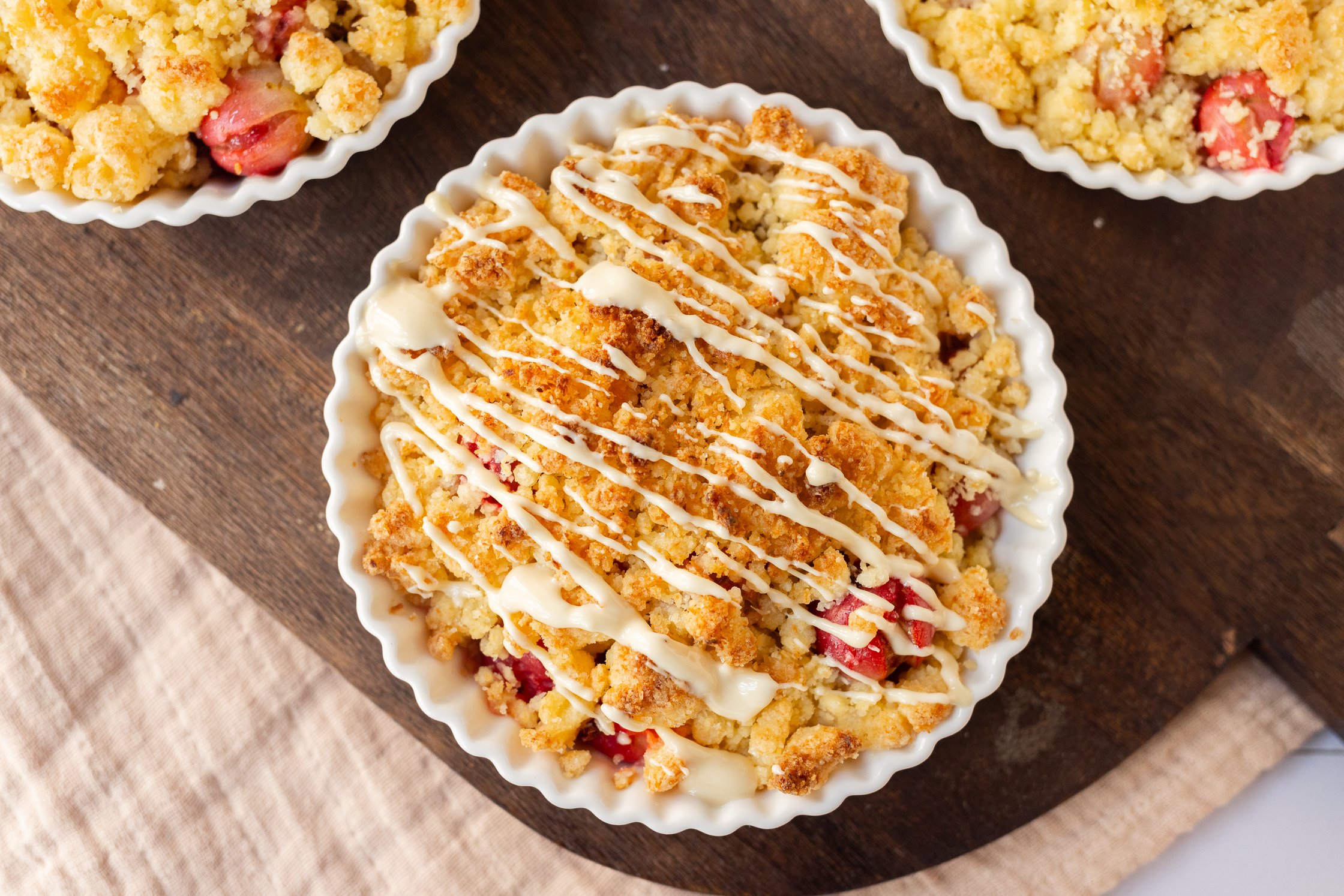 Stachelbeer-Crumble mit Kokosstreuseln mit weißer Schokolade