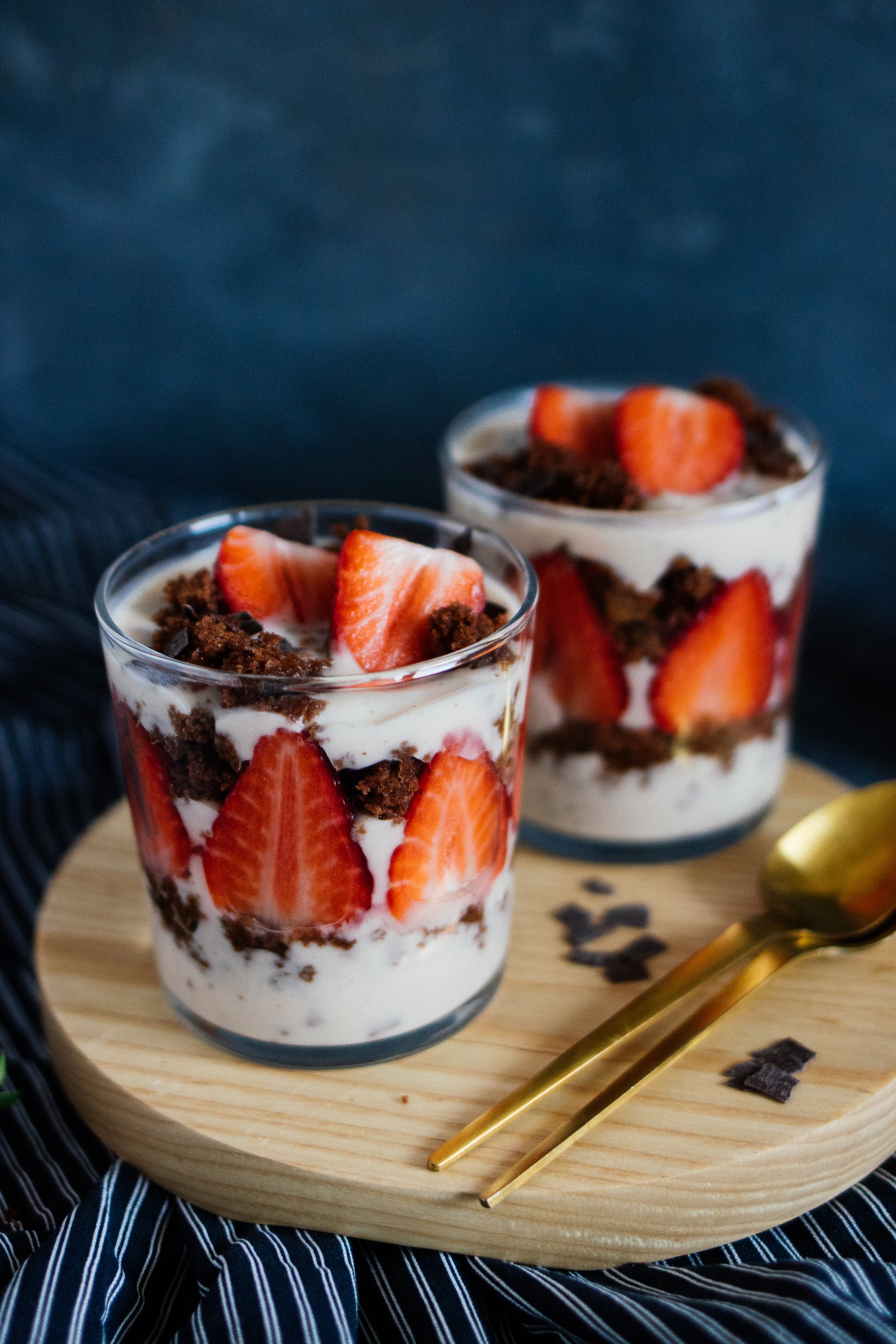 veganes Dessert mit Stracciatella-Joghurt und Erdbeeren